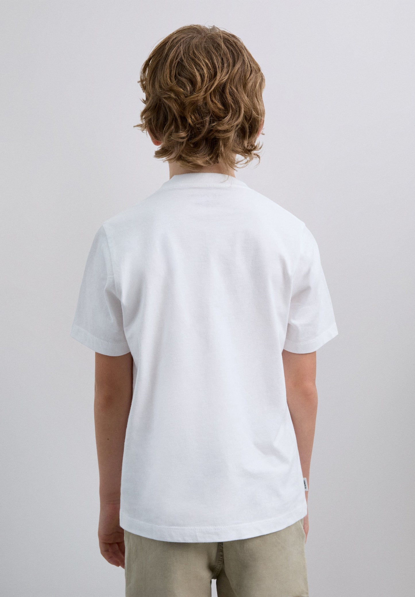 T-SHIRT COM PADRÃO DE LOGÓTIPO