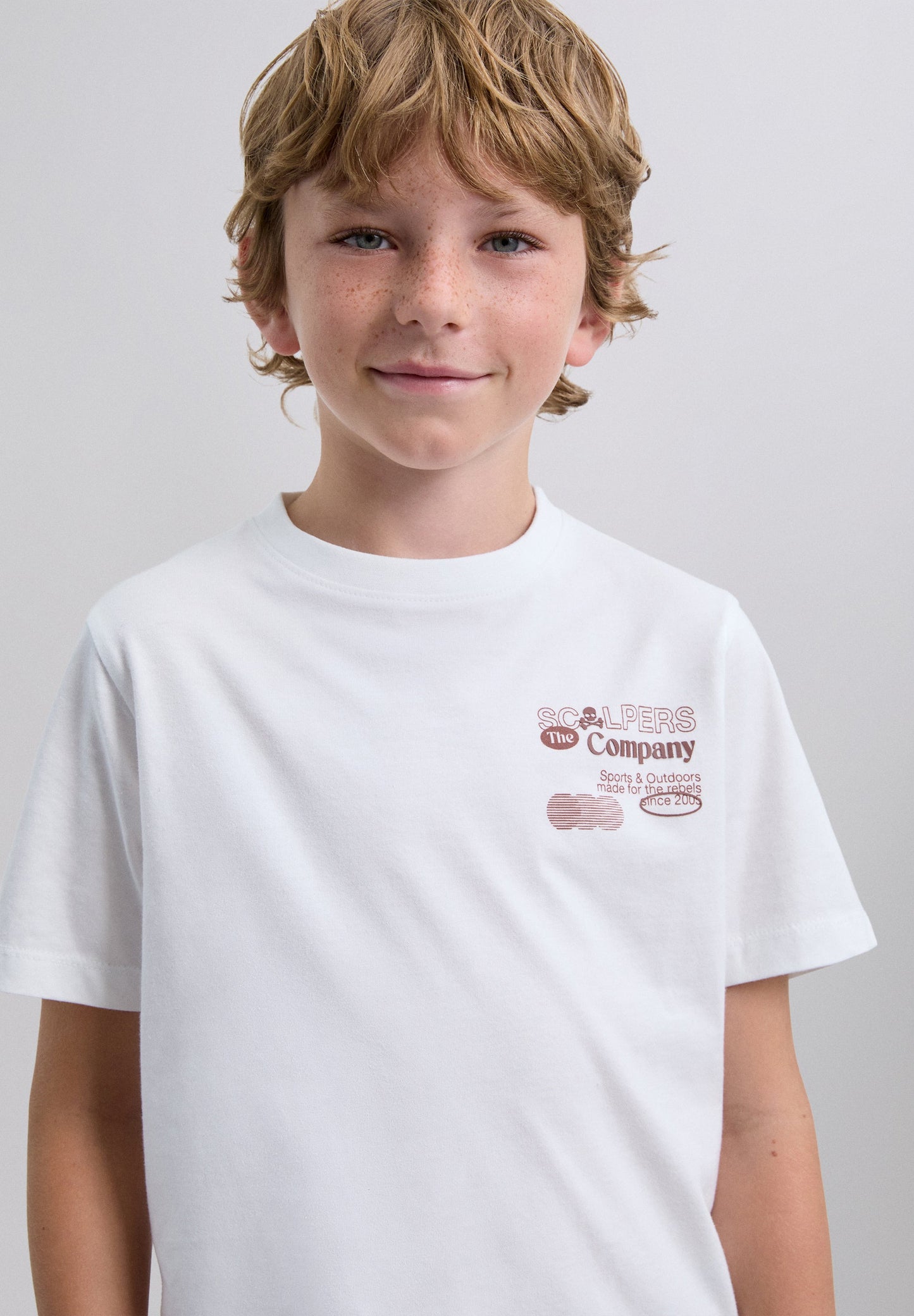 T-SHIRT COM PADRÃO DE LOGÓTIPO