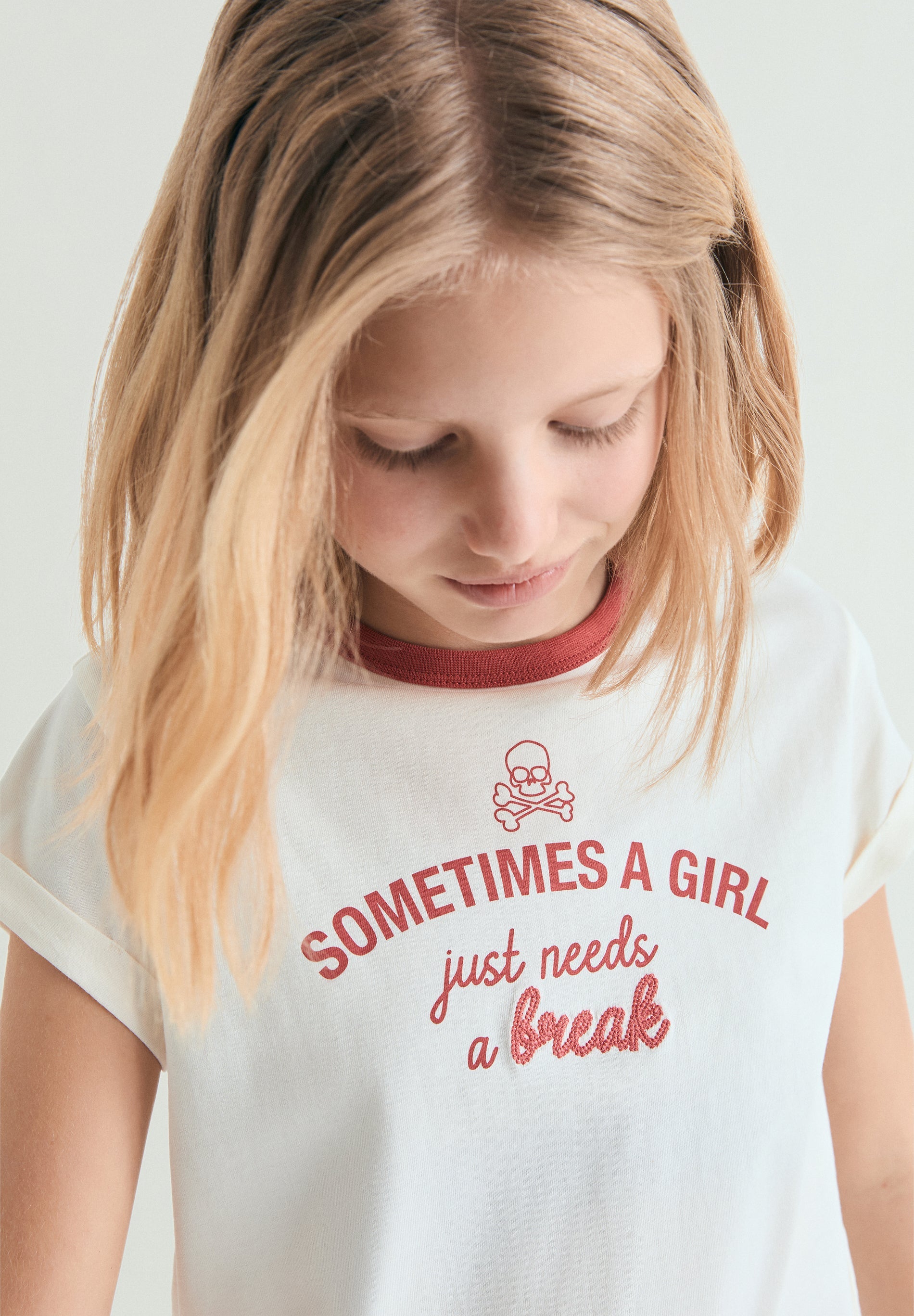 T-SHIRT COM PADRÃO E GOLA EM CONTRASTE