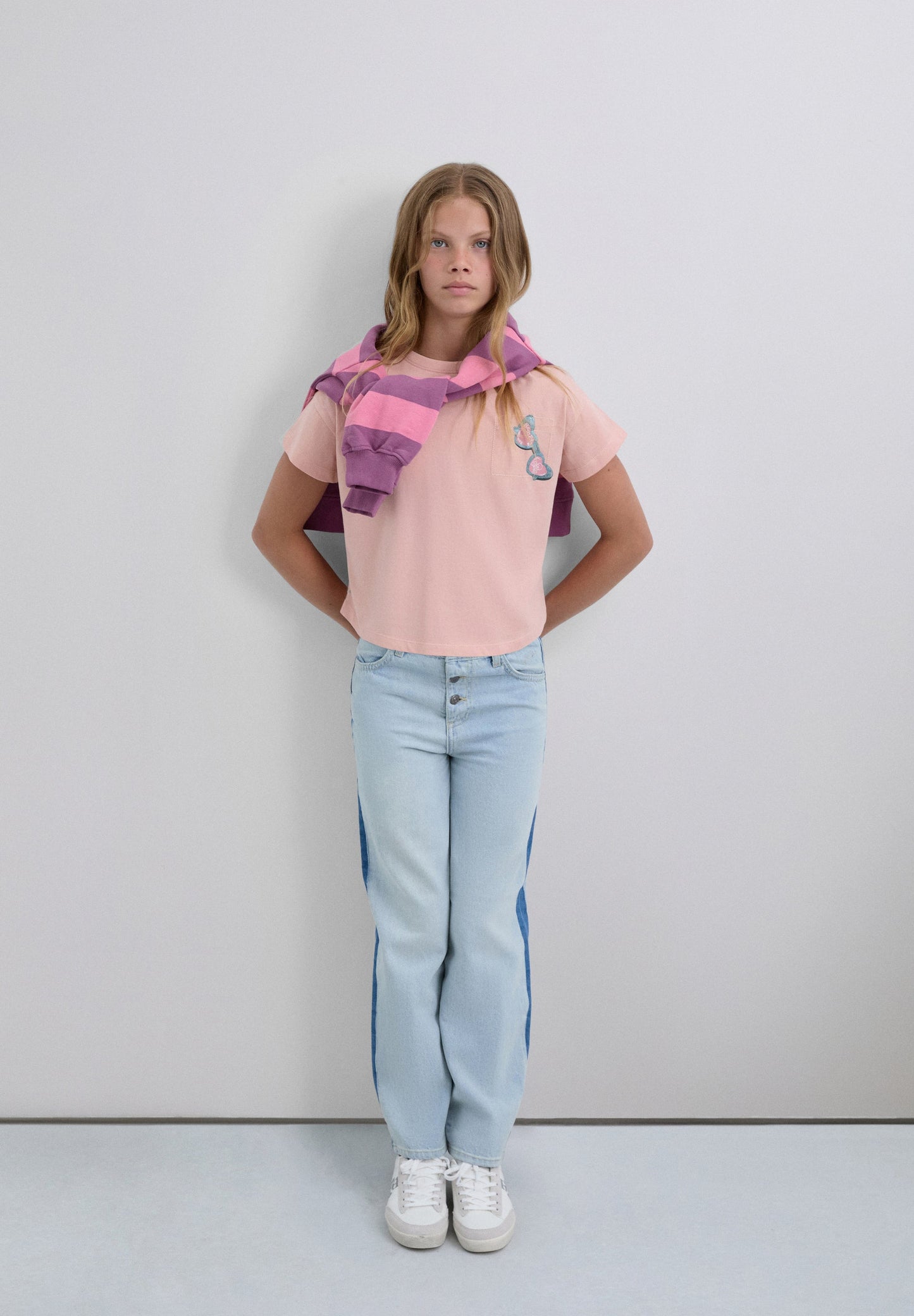 T-SHIRT COM PADRÃO ATRÁS