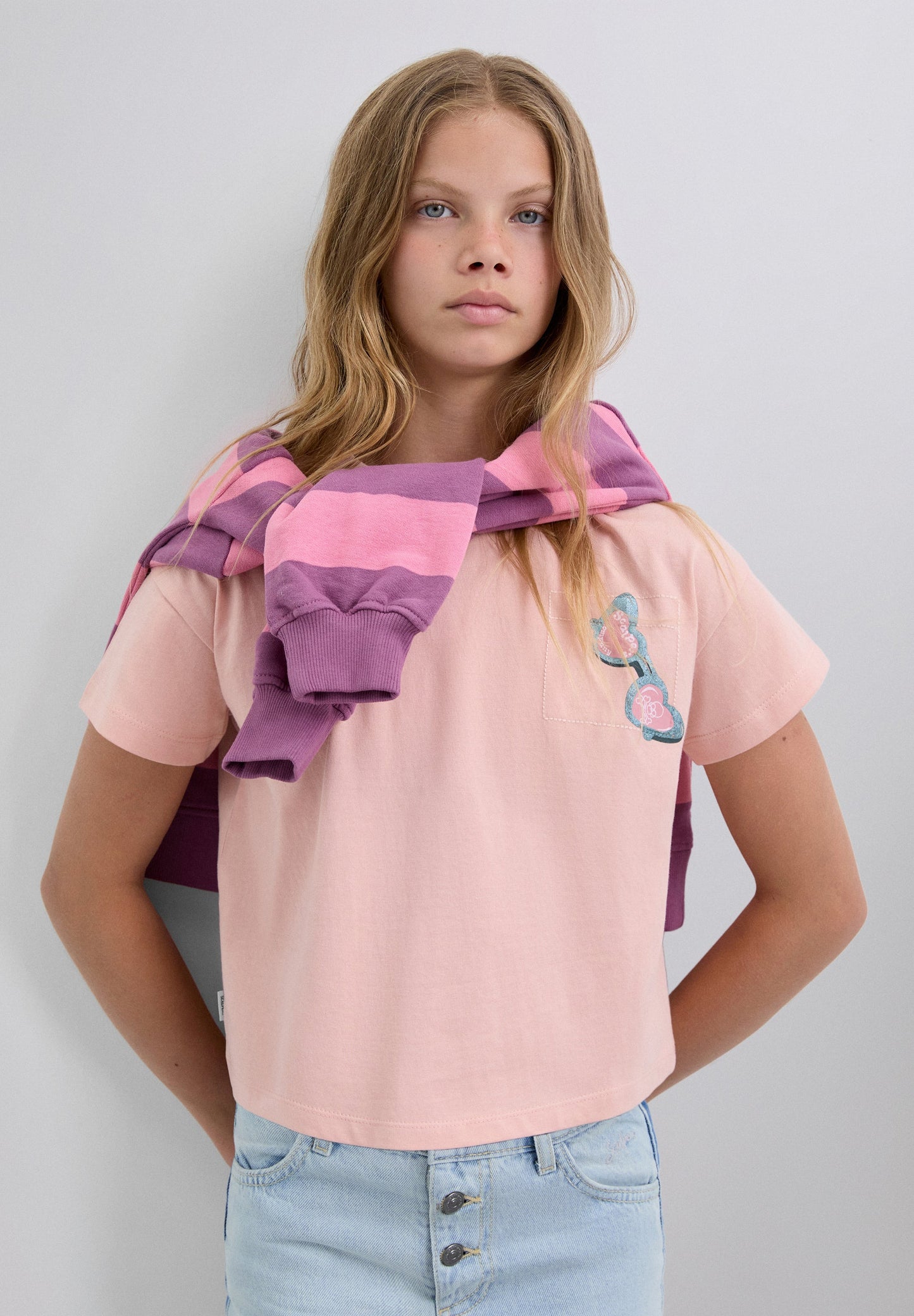 T-SHIRT COM PADRÃO ATRÁS