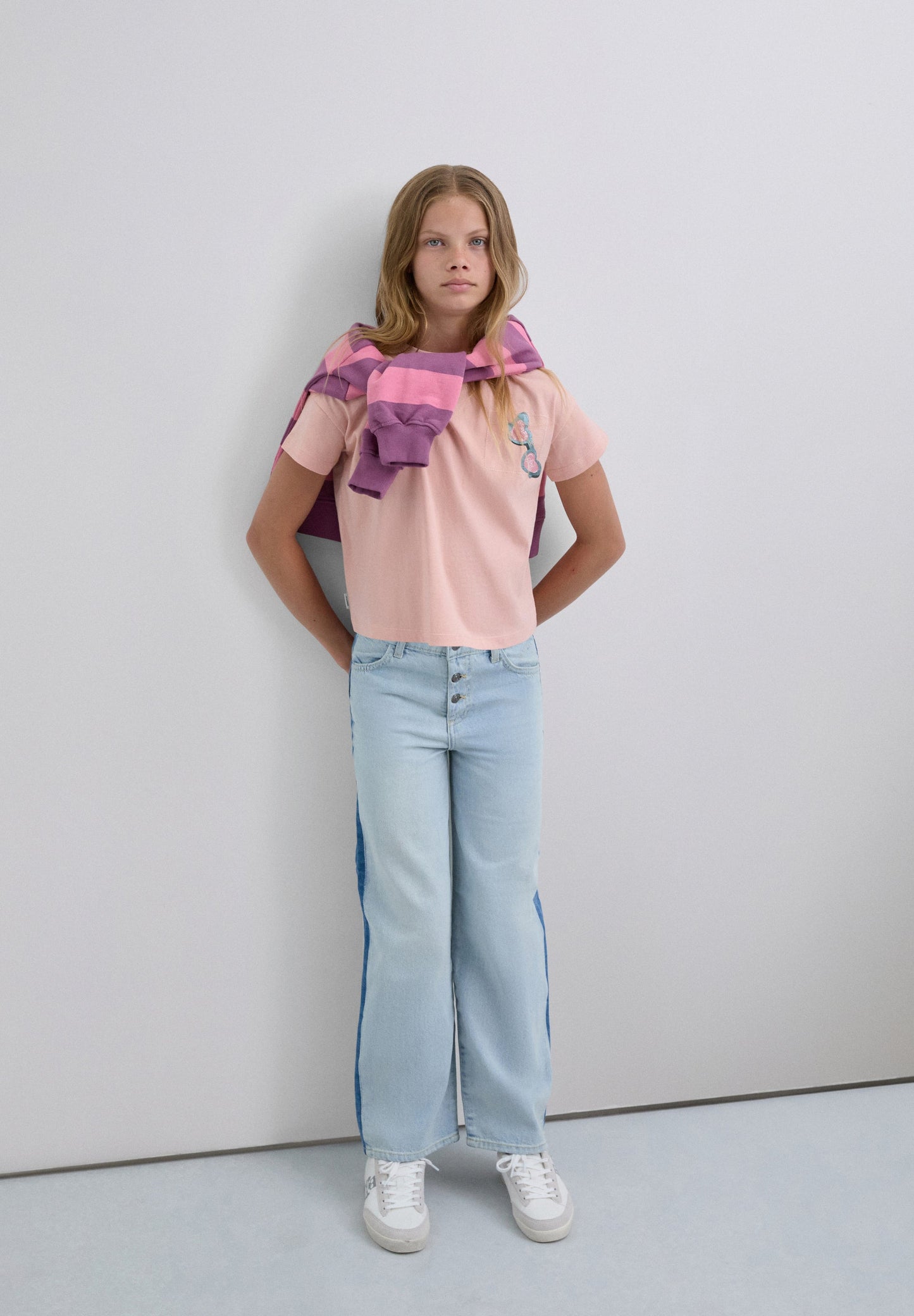 T-SHIRT COM PADRÃO ATRÁS