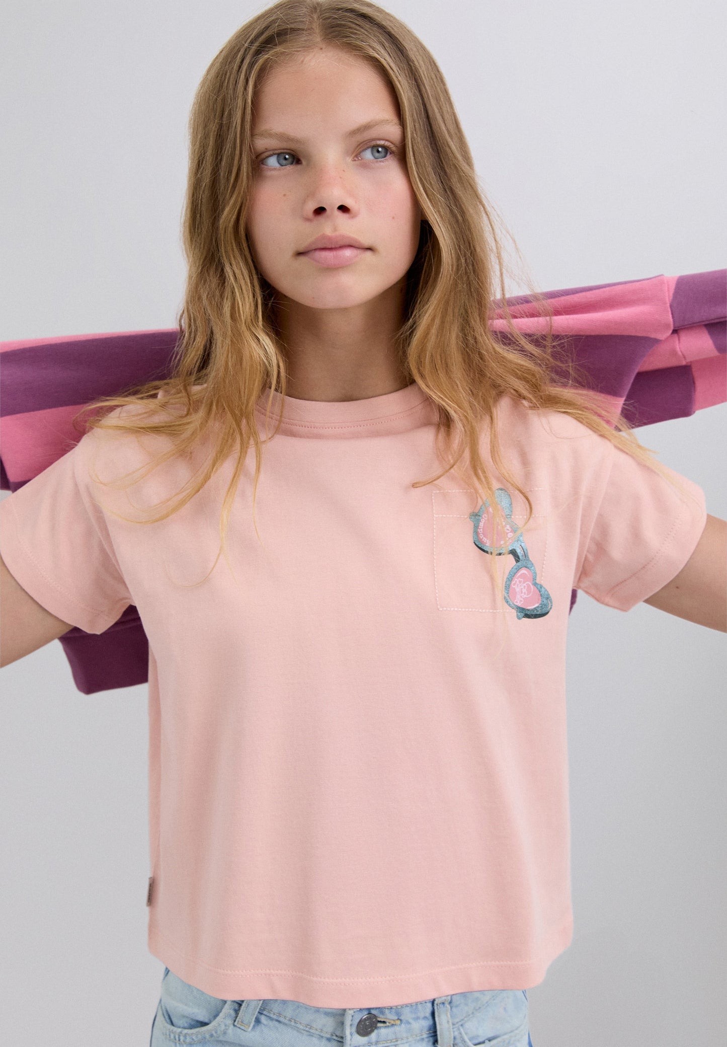 T-SHIRT COM PADRÃO ATRÁS