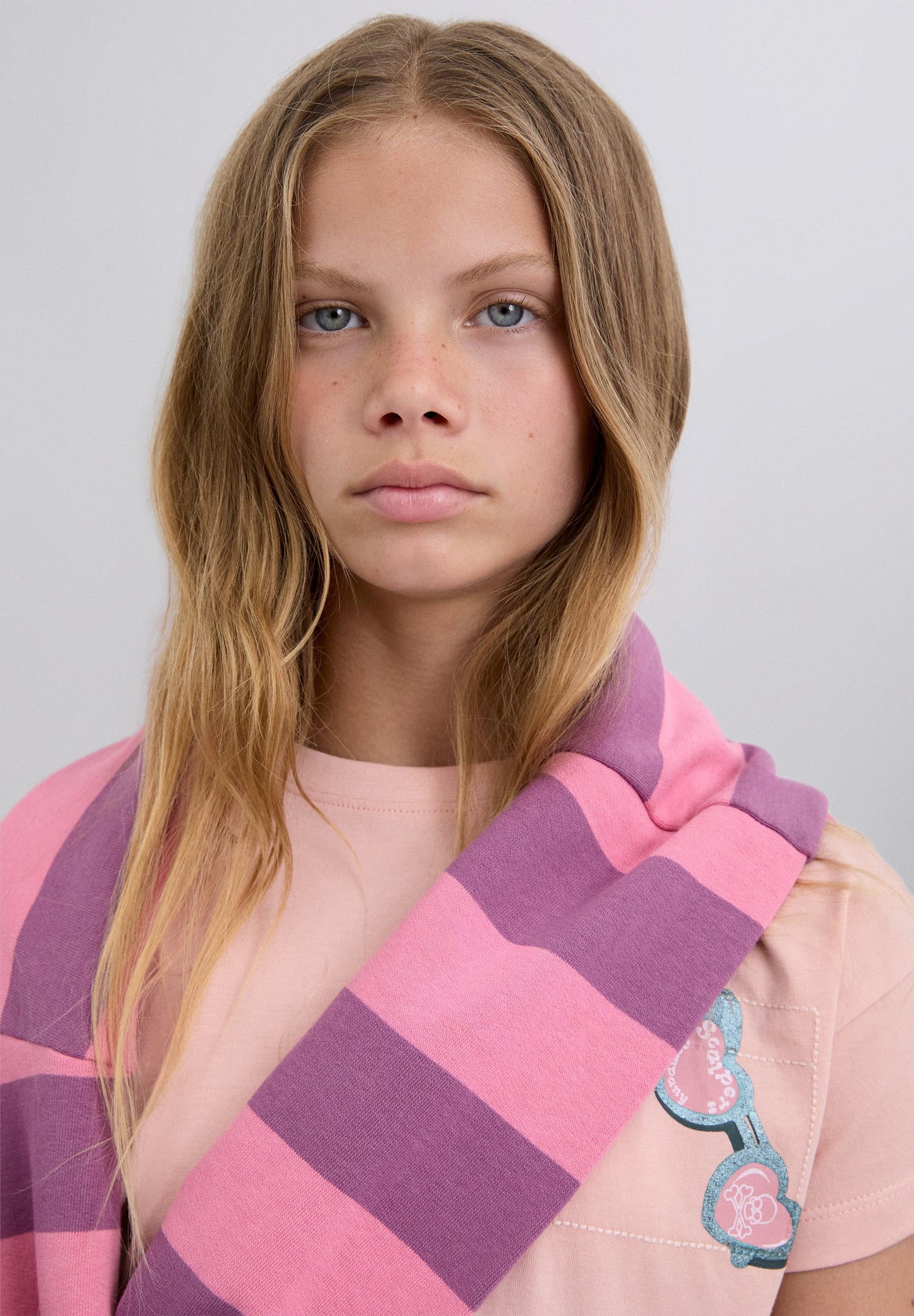 T-SHIRT COM PADRÃO ATRÁS