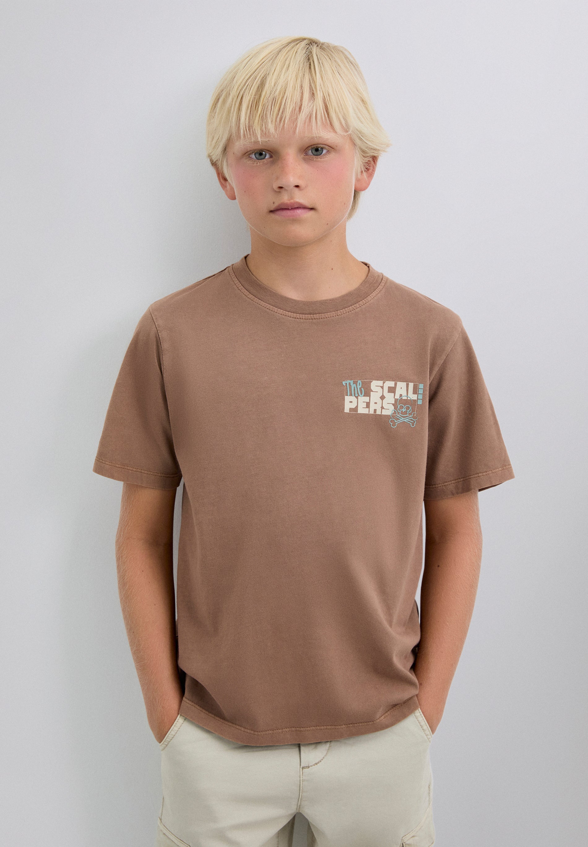 T-SHIRT COM PADRÃO DE LOGÓTIPO