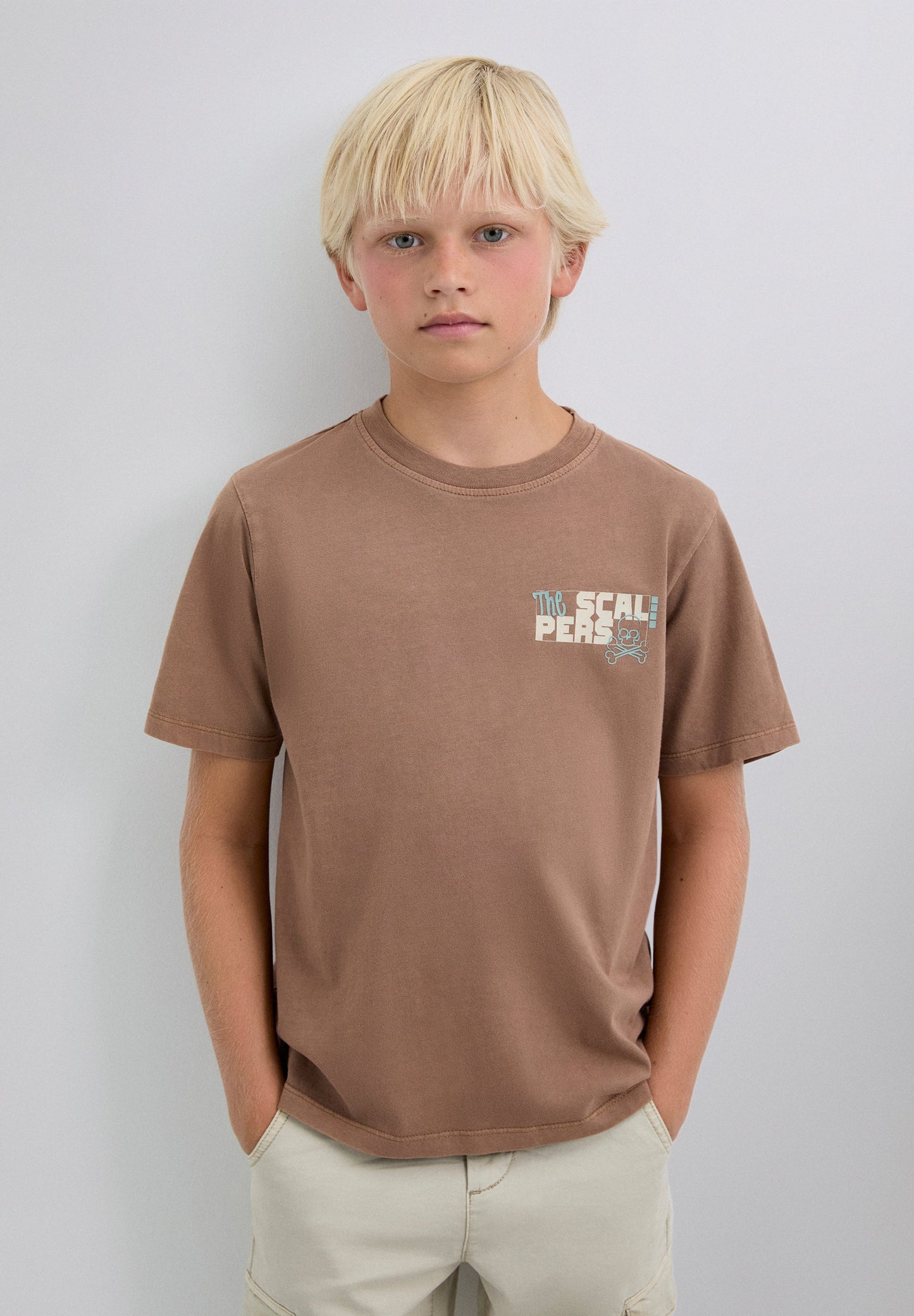 T-SHIRT COM PADRÃO DE LOGÓTIPO