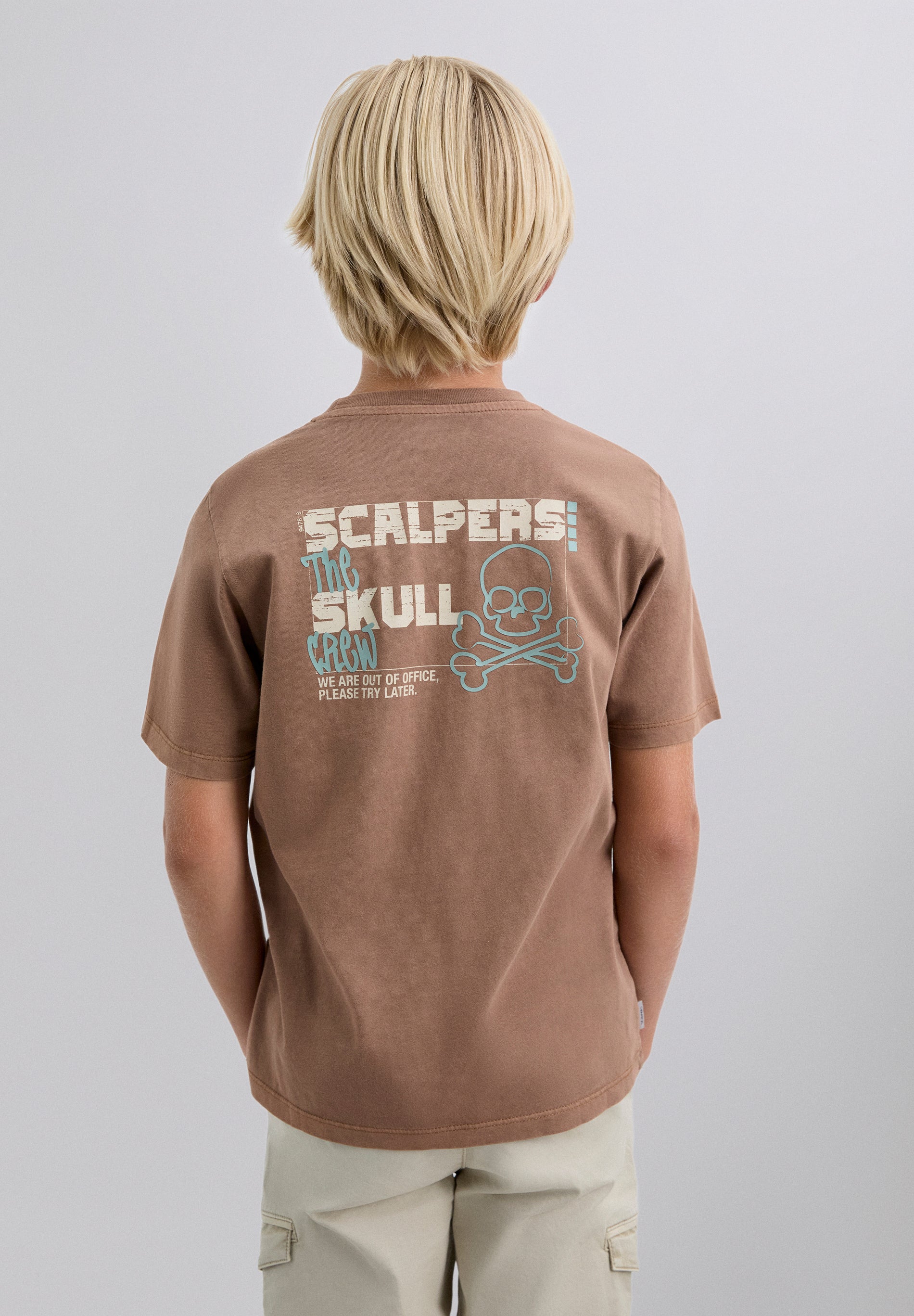 T-SHIRT COM PADRÃO DE LOGÓTIPO