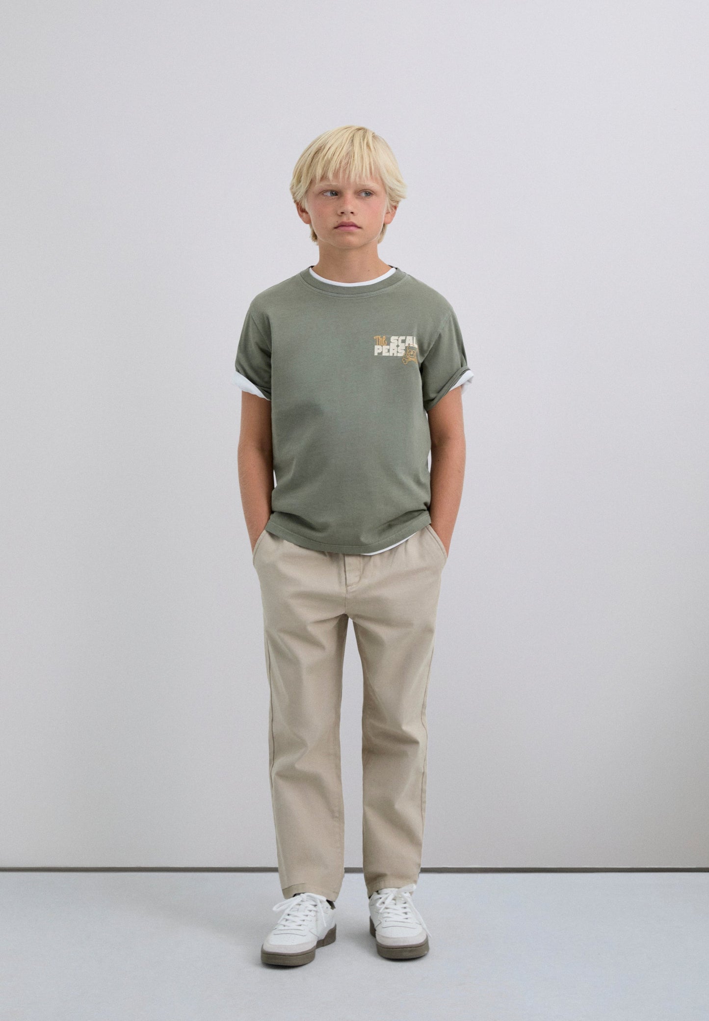 T-SHIRT COM PADRÃO DE LOGÓTIPO