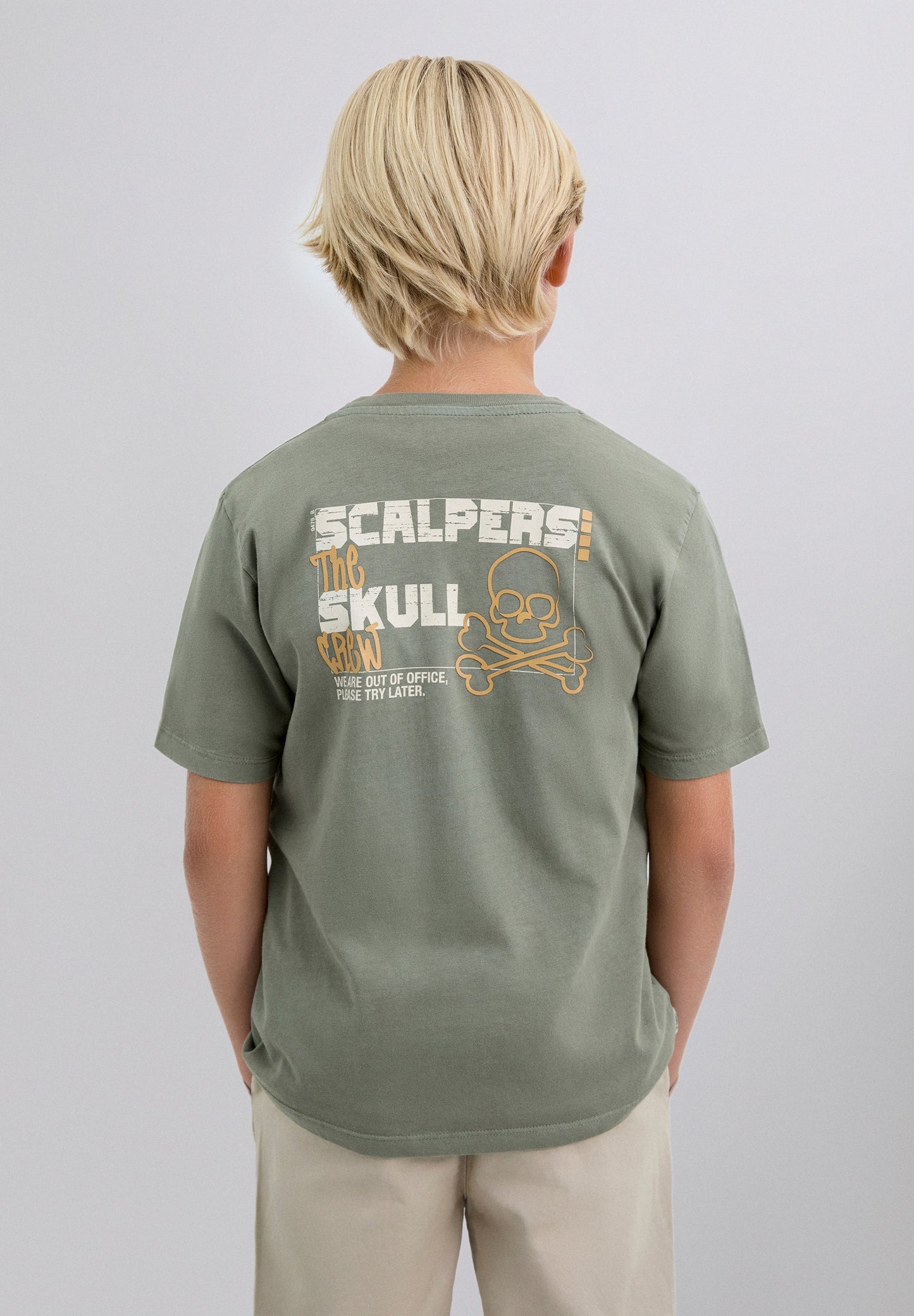 T-SHIRT COM PADRÃO DE LOGÓTIPO