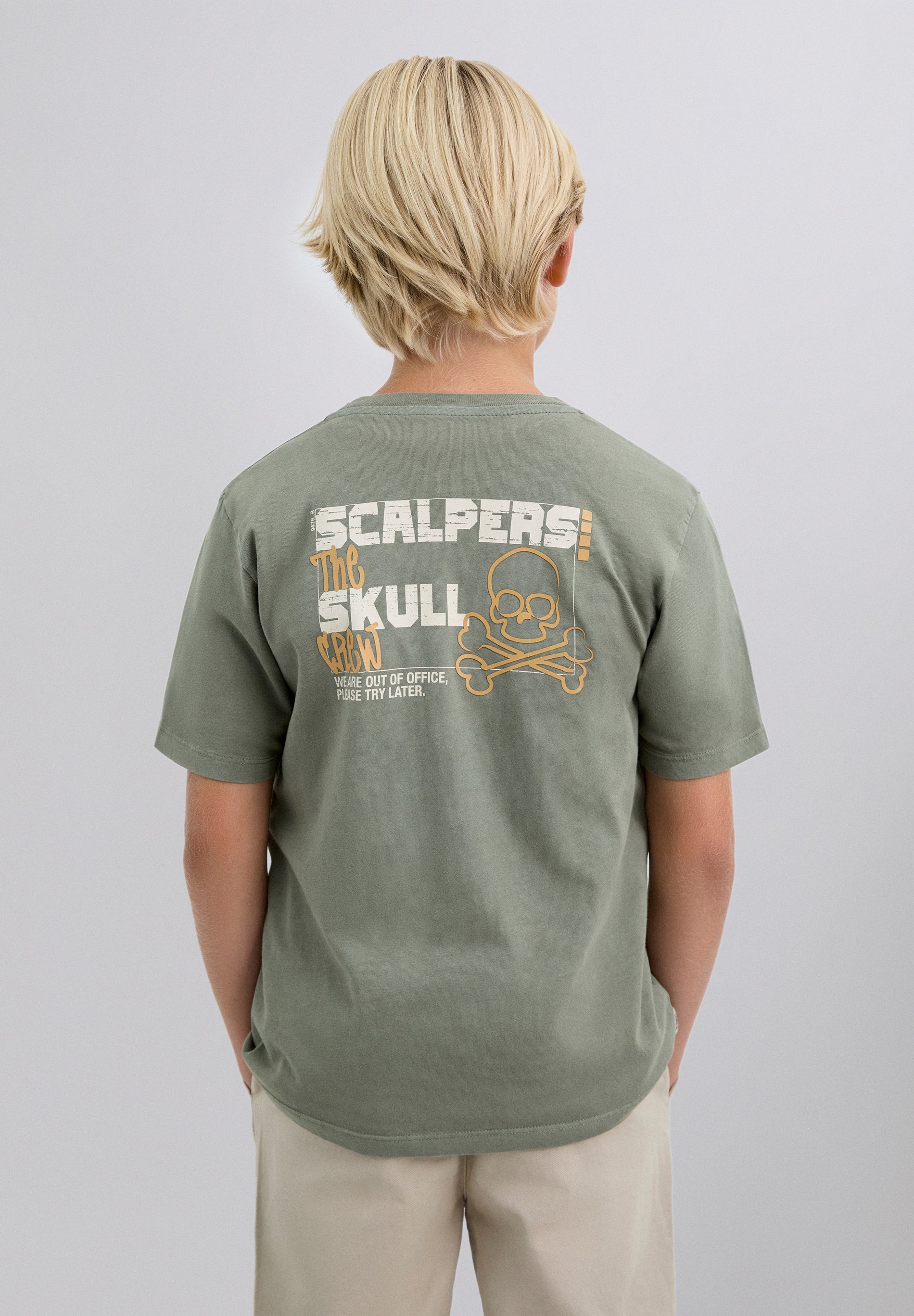 T-SHIRT COM PADRÃO DE LOGÓTIPO