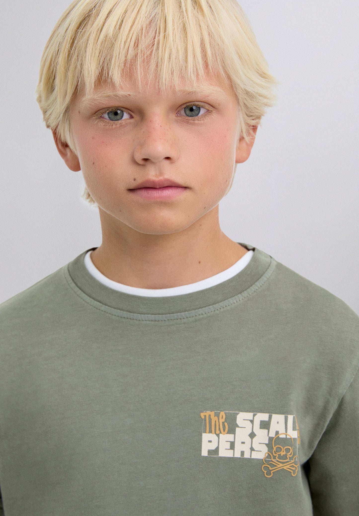 T-SHIRT COM PADRÃO DE LOGÓTIPO