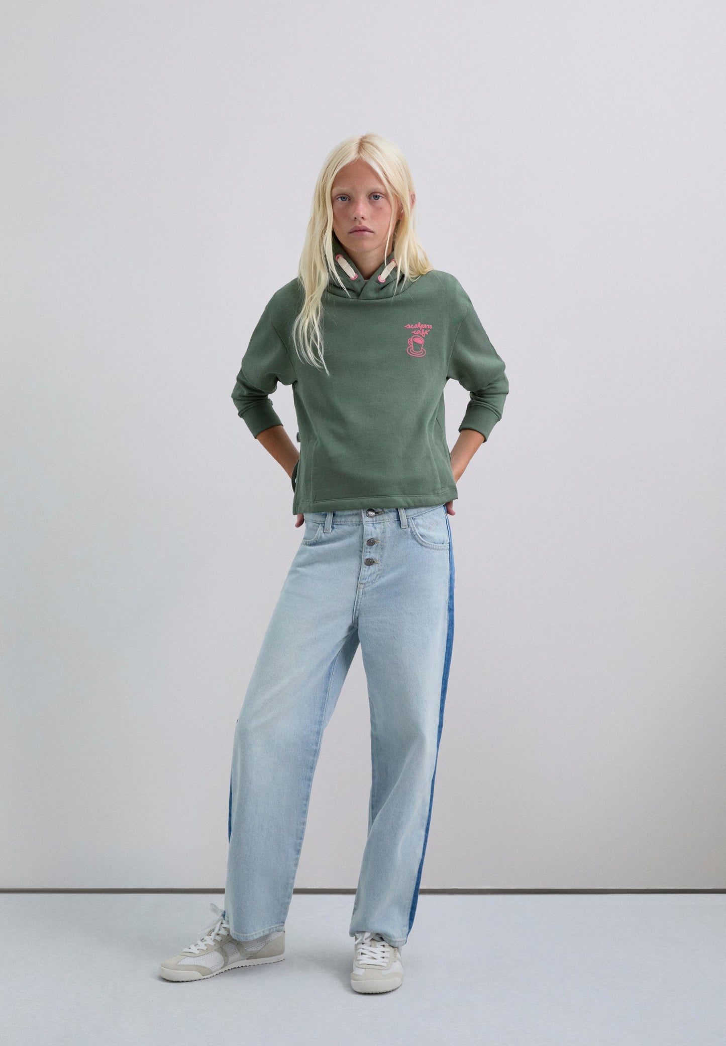 SWEATSHIRT COM CAPUZ E PADRÃO