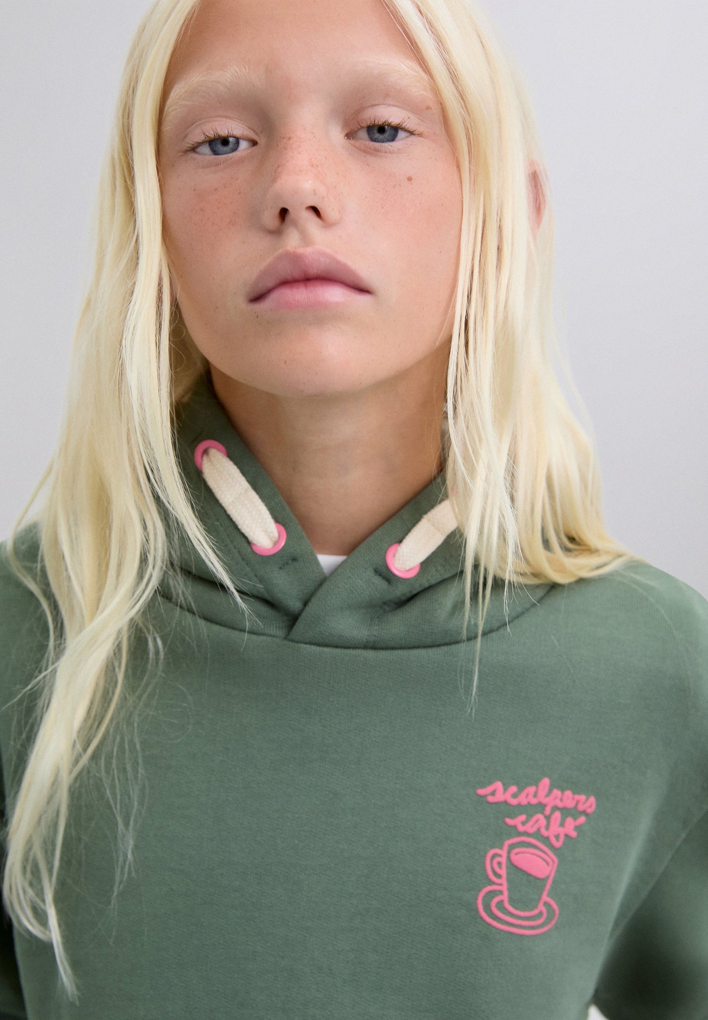 SWEATSHIRT COM CAPUZ E PADRÃO