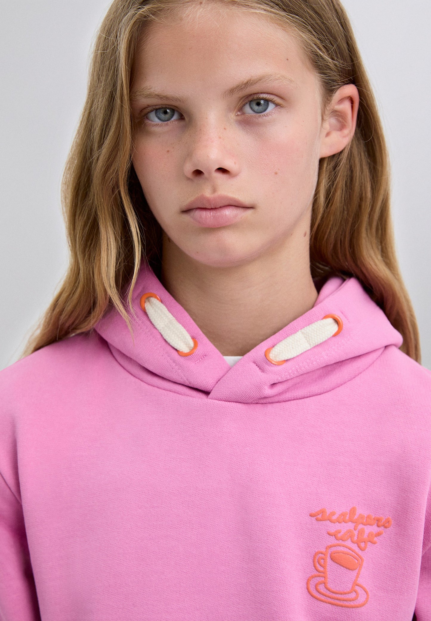 SWEATSHIRT COM CAPUZ E PADRÃO