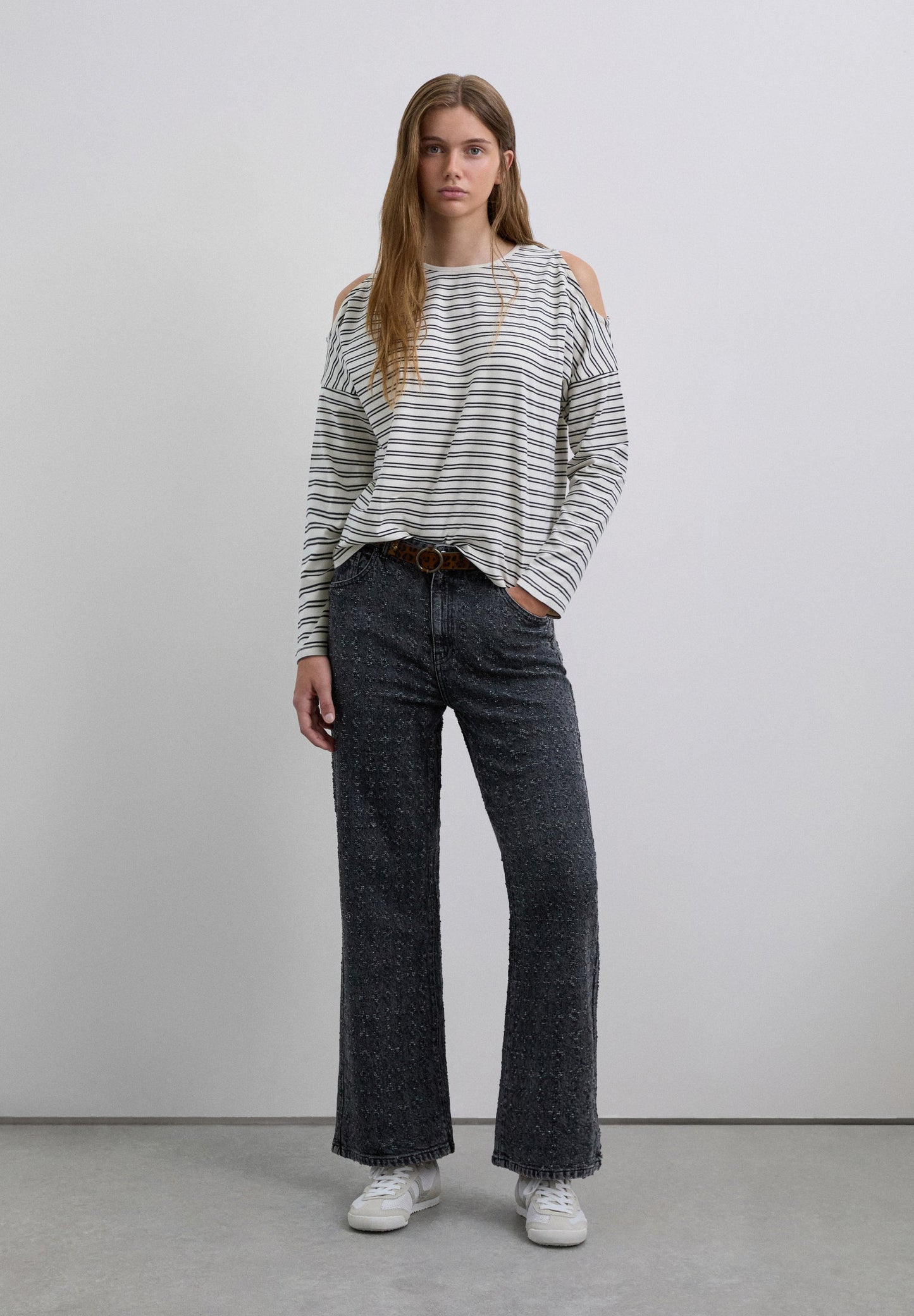 T-SHIRT ÀS RISCAS COM SKULL