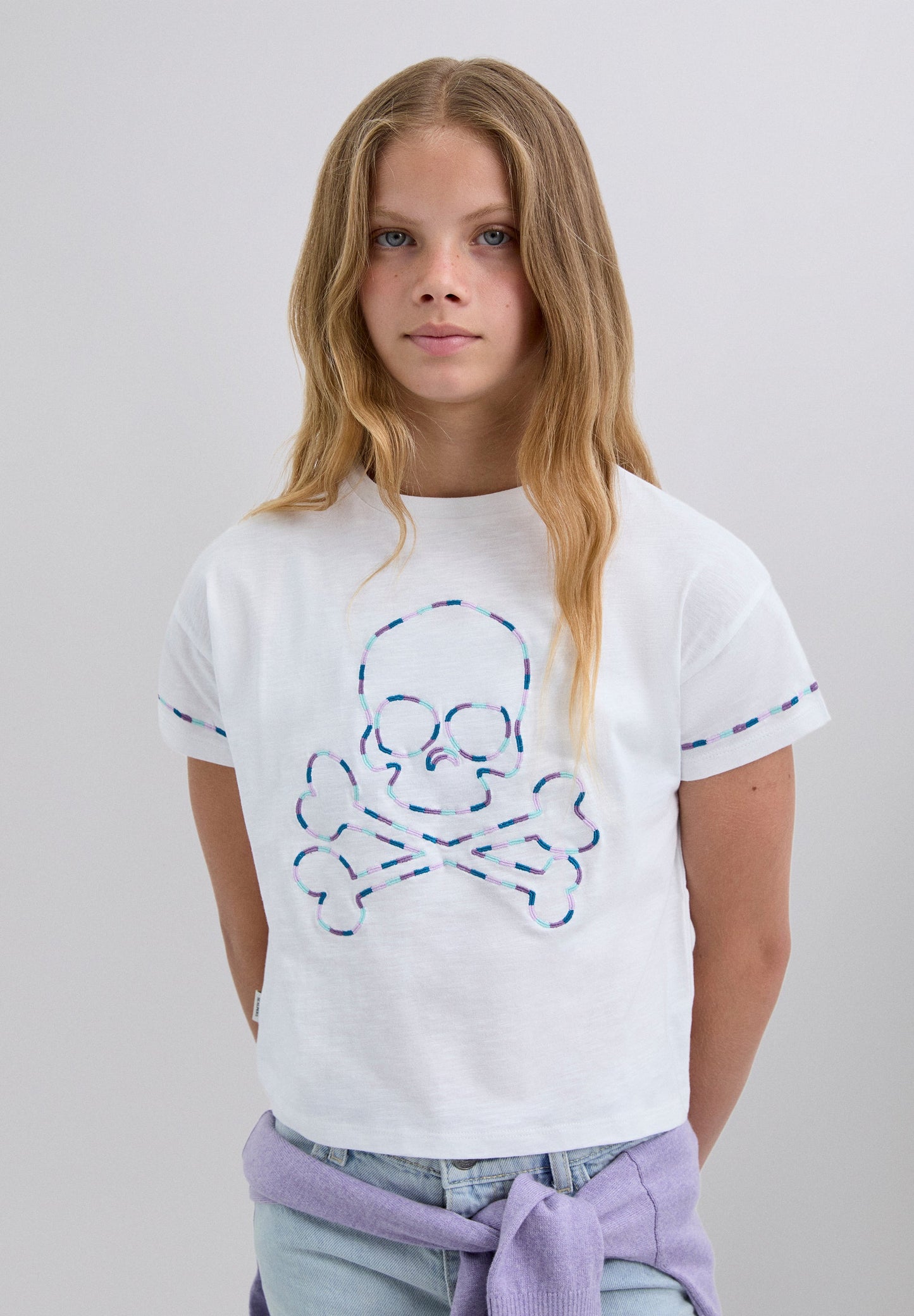 T-SHIRT COM BORDADO TRICOLOR DE SKULL