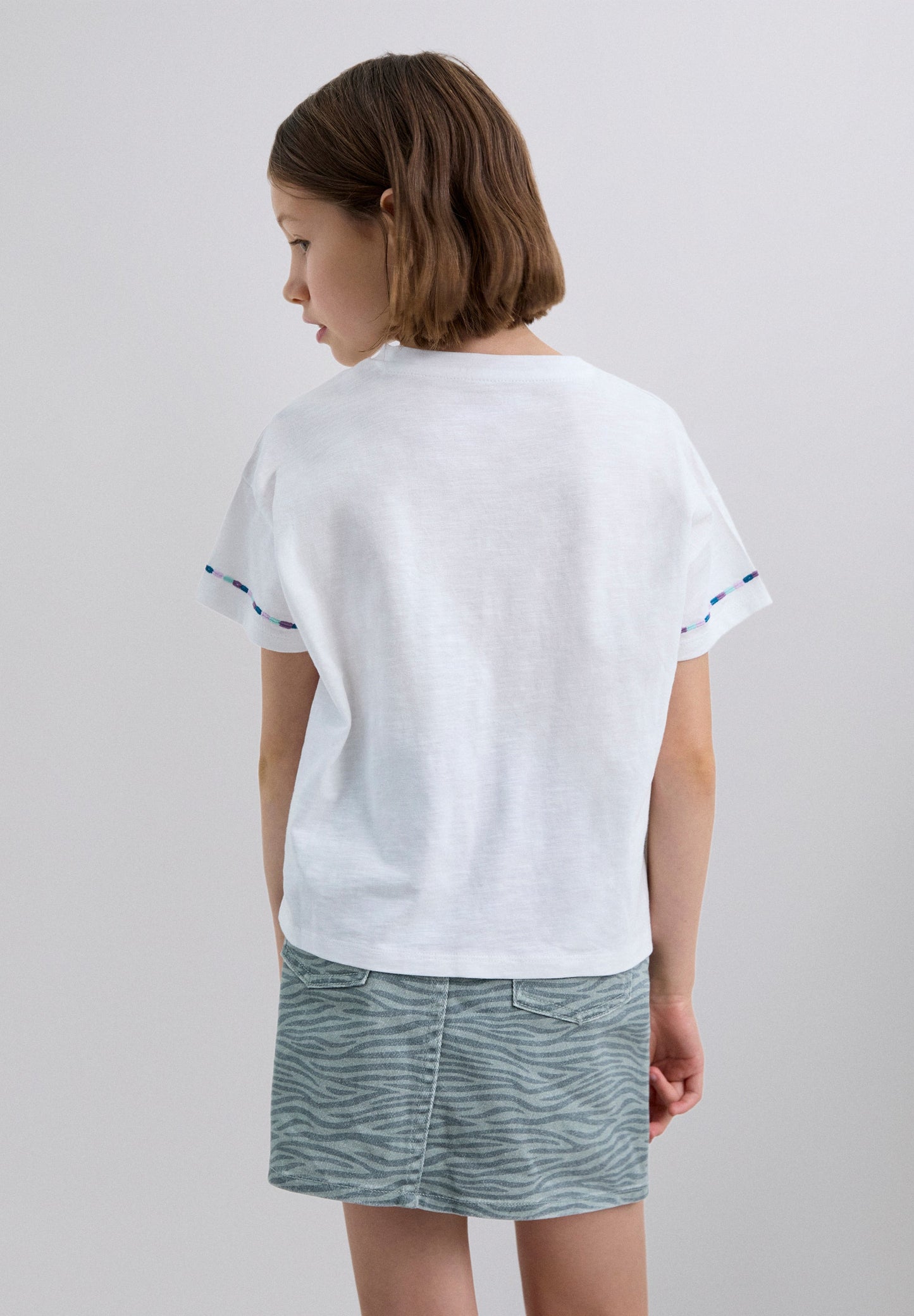 T-SHIRT COM BORDADO TRICOLOR DE SKULL