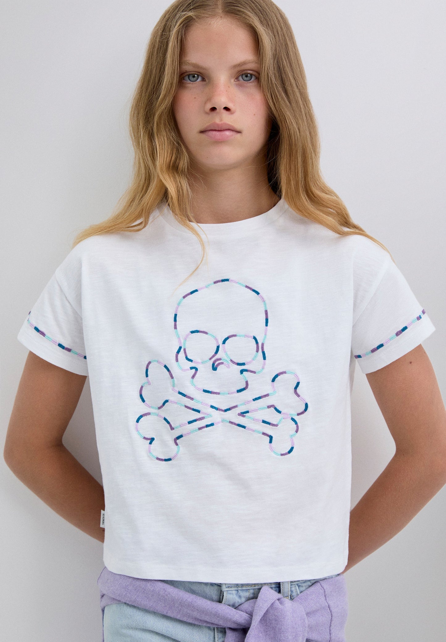 T-SHIRT COM BORDADO TRICOLOR DE SKULL