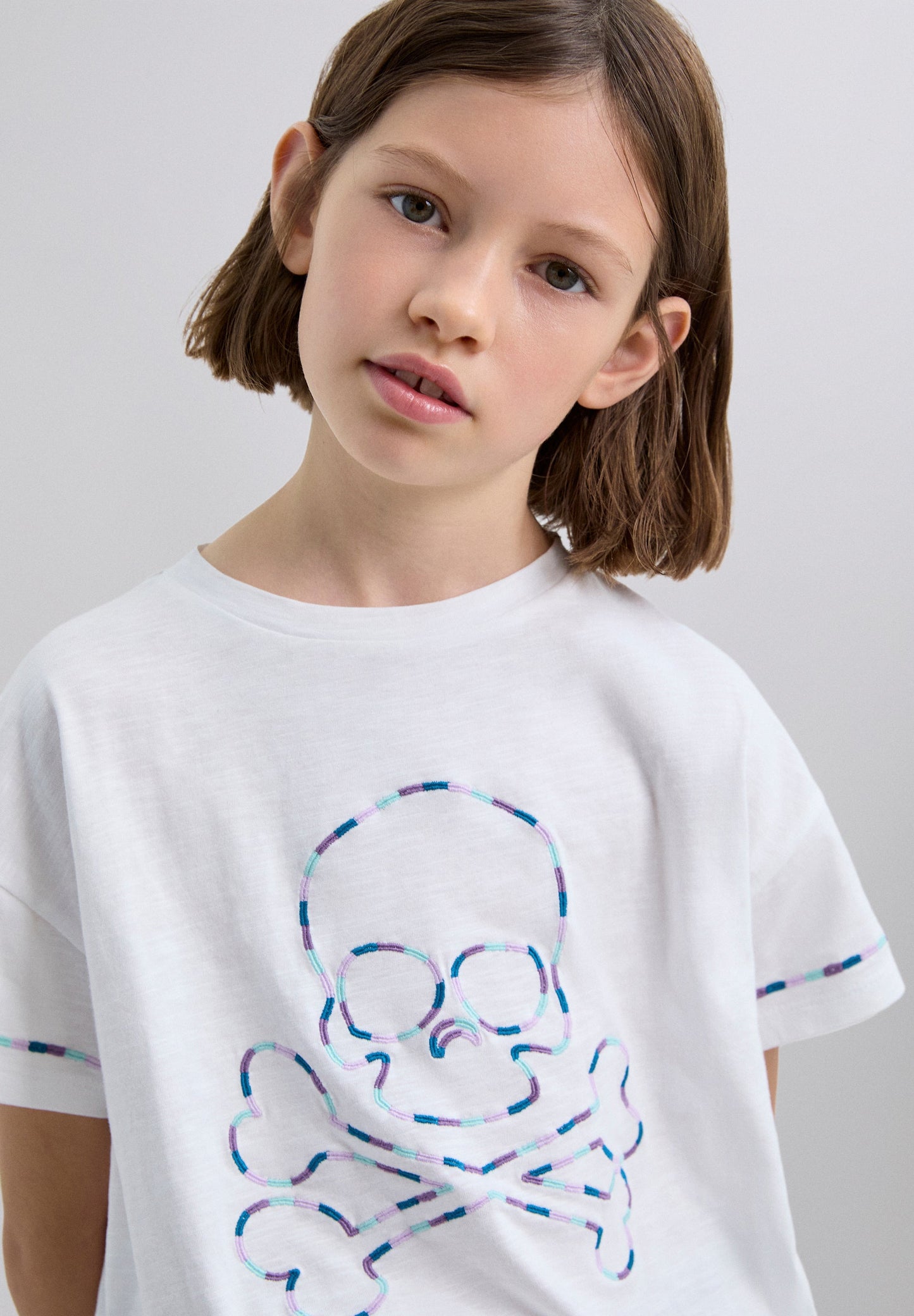 T-SHIRT COM BORDADO TRICOLOR DE SKULL