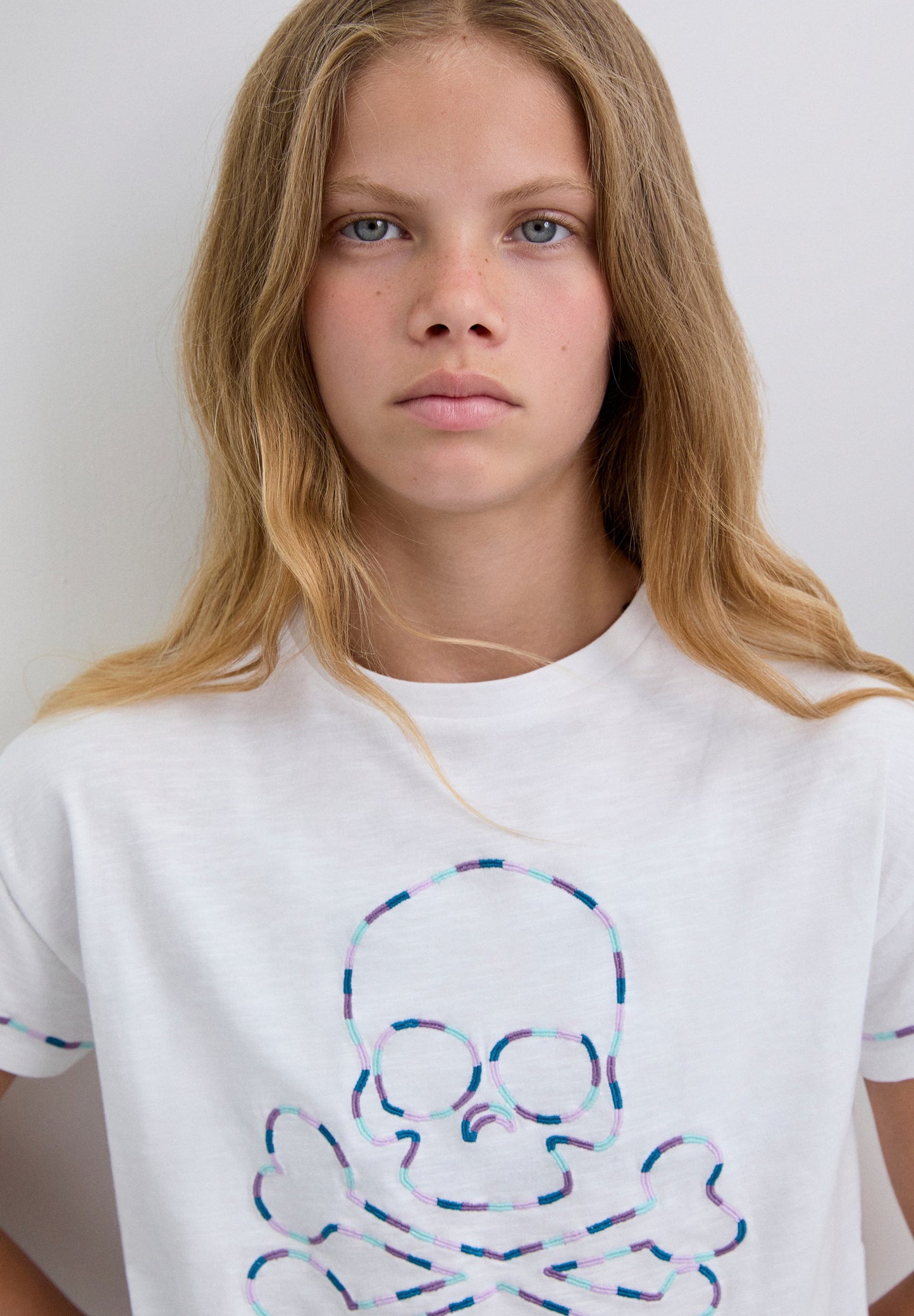 T-SHIRT COM BORDADO TRICOLOR DE SKULL