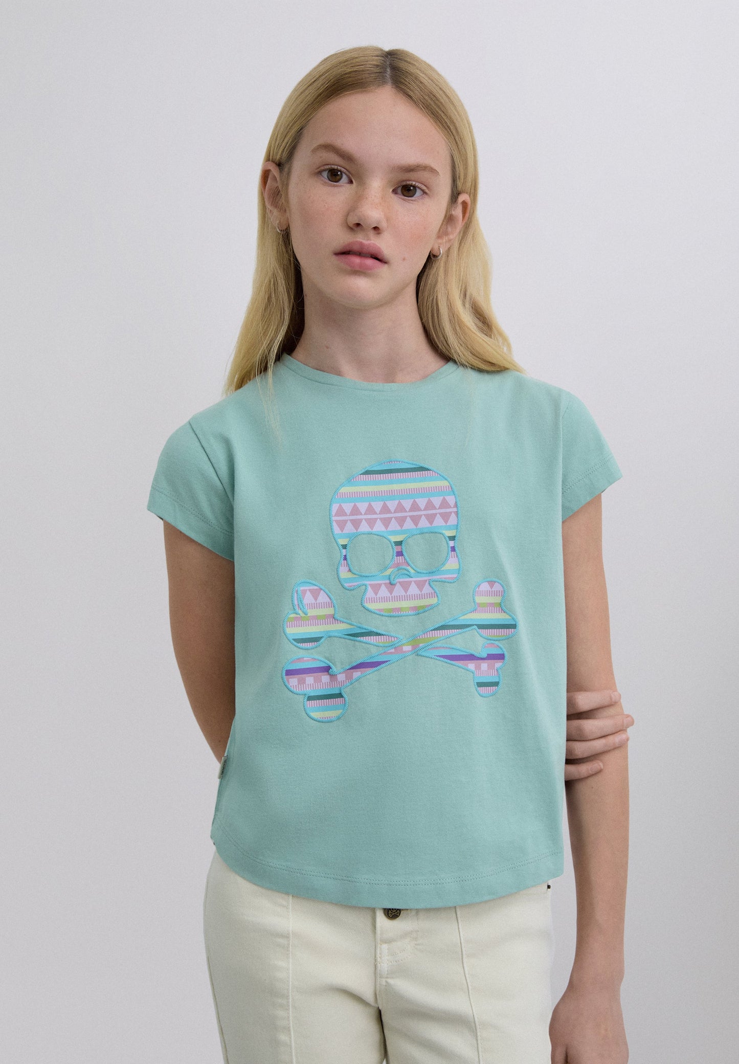 T-SHIRT COM PADRÃO DE LOGÓTIPO