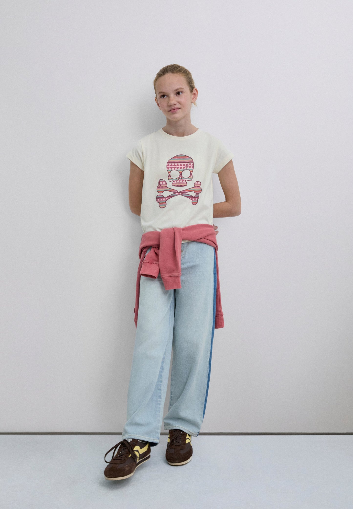 T-SHIRT COM PADRÃO DE LOGÓTIPO