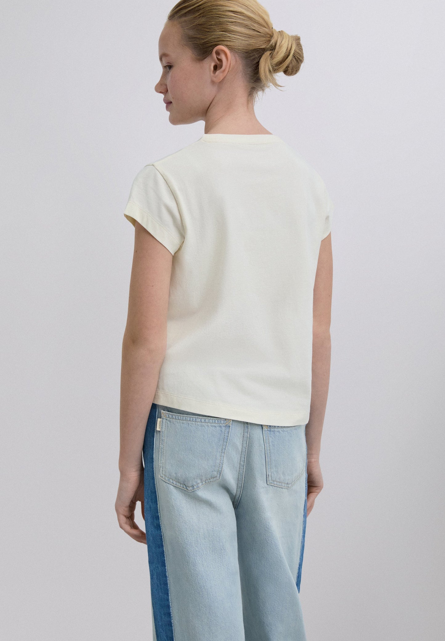 T-SHIRT COM PADRÃO DE LOGÓTIPO