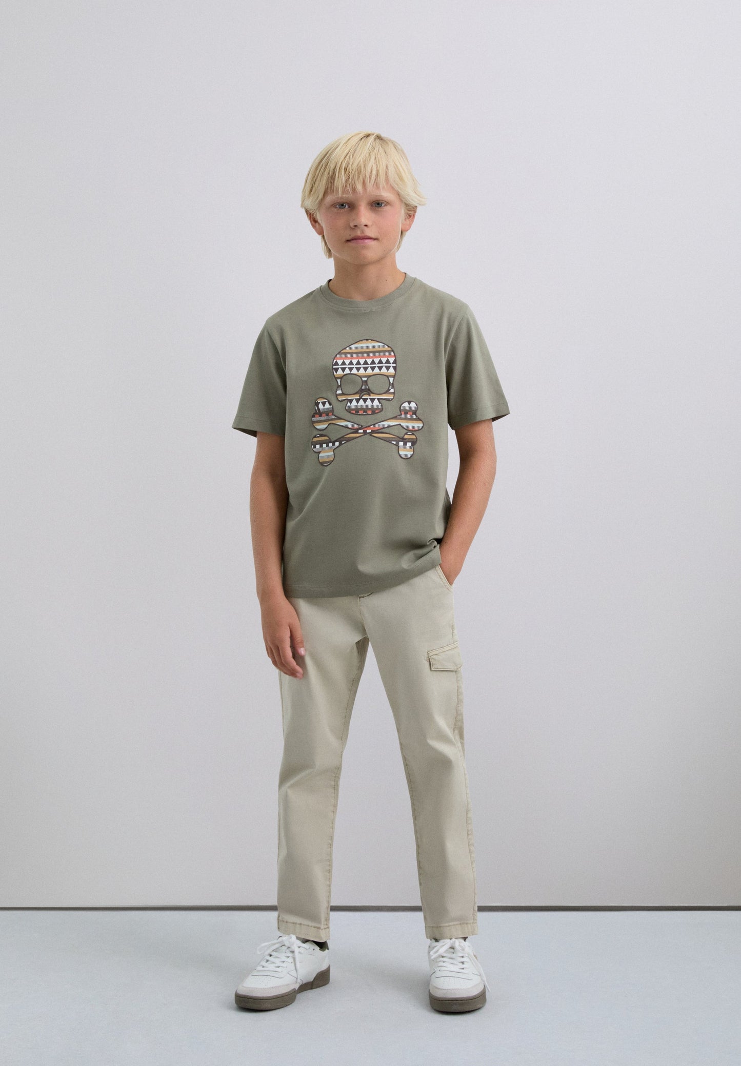 T-SHIRT COM SKULL E PADRÃO