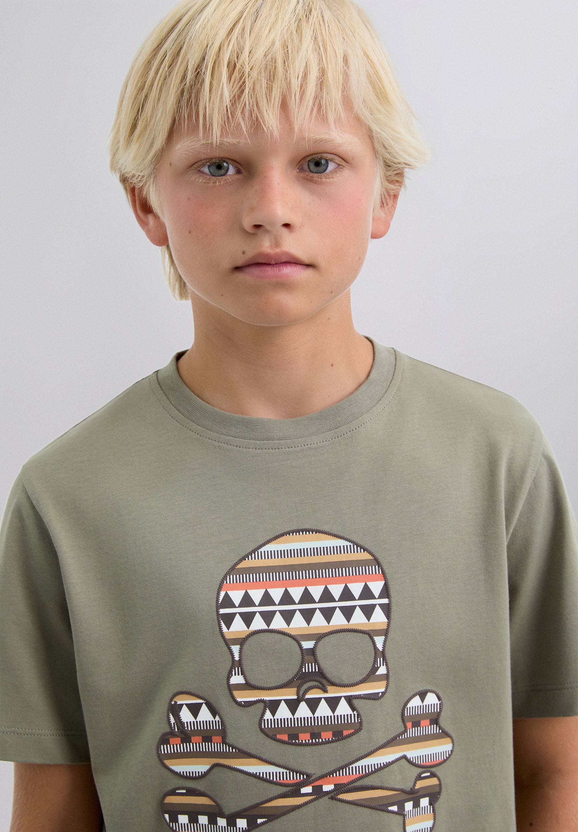 T-SHIRT COM SKULL E PADRÃO