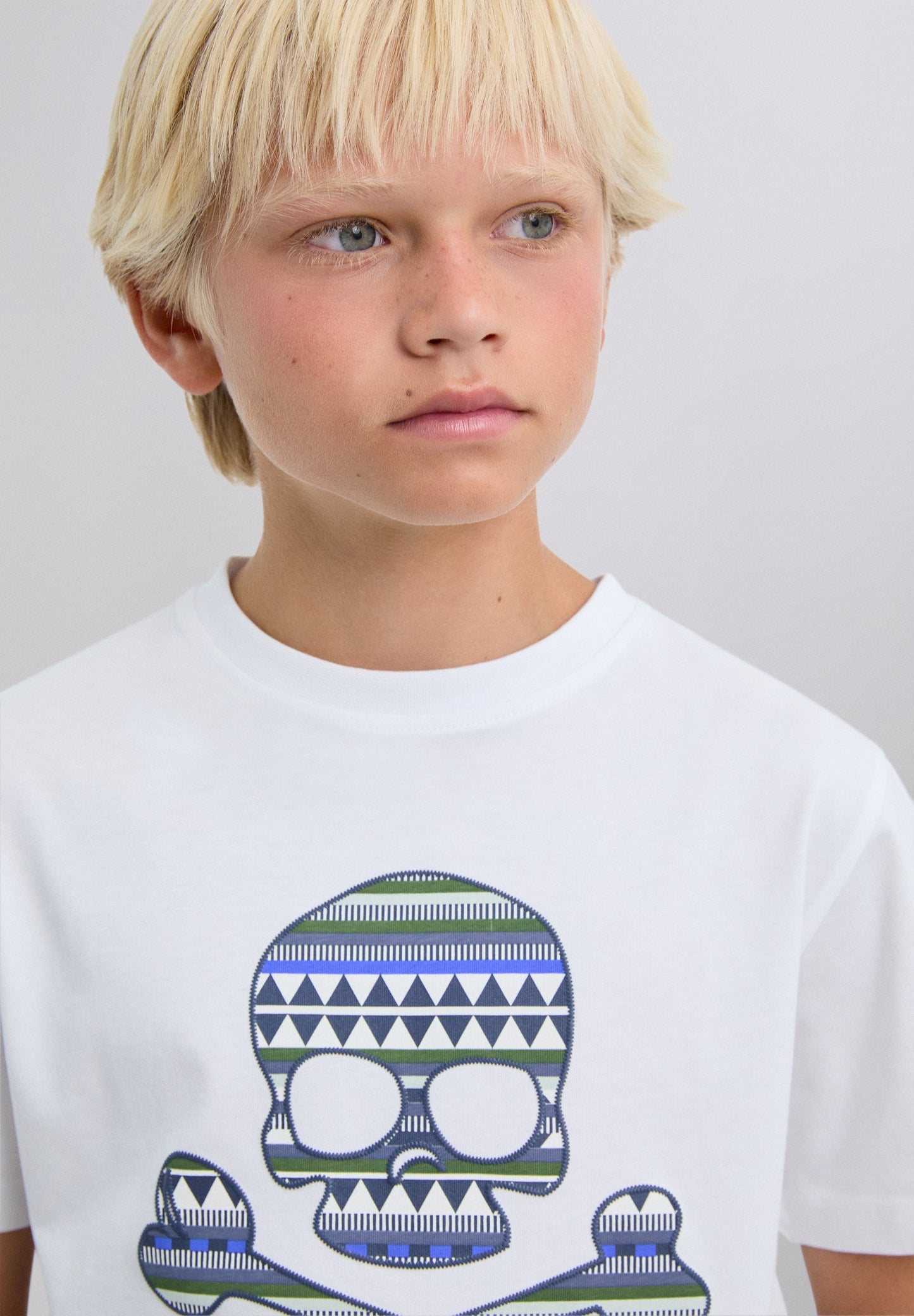 T-SHIRT COM SKULL E PADRÃO