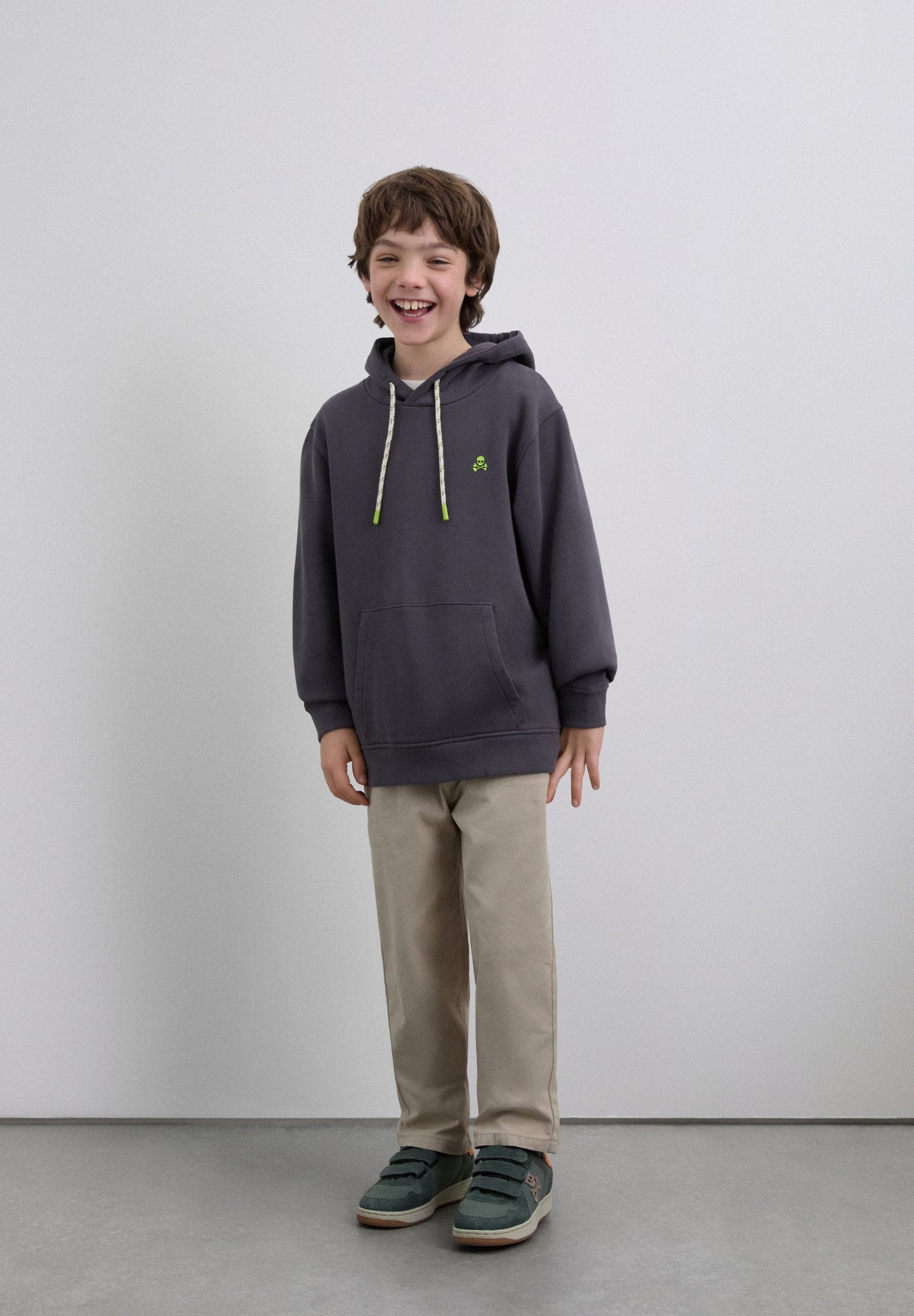 SWEATSHIRT COM CAPUZ EM CONTRASTE