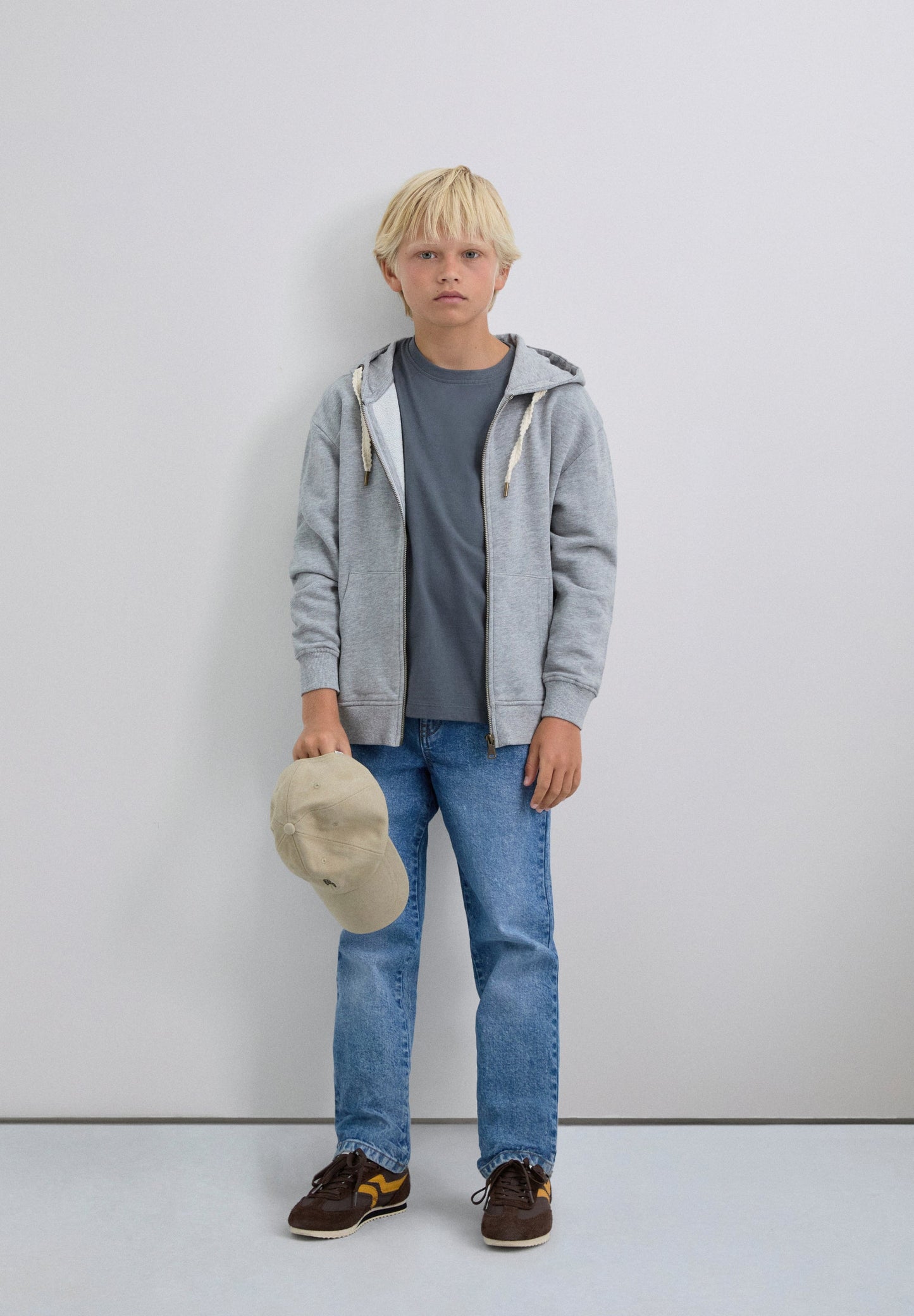 T-SHIRT COM PADRÃO DE LOGÓTIPO