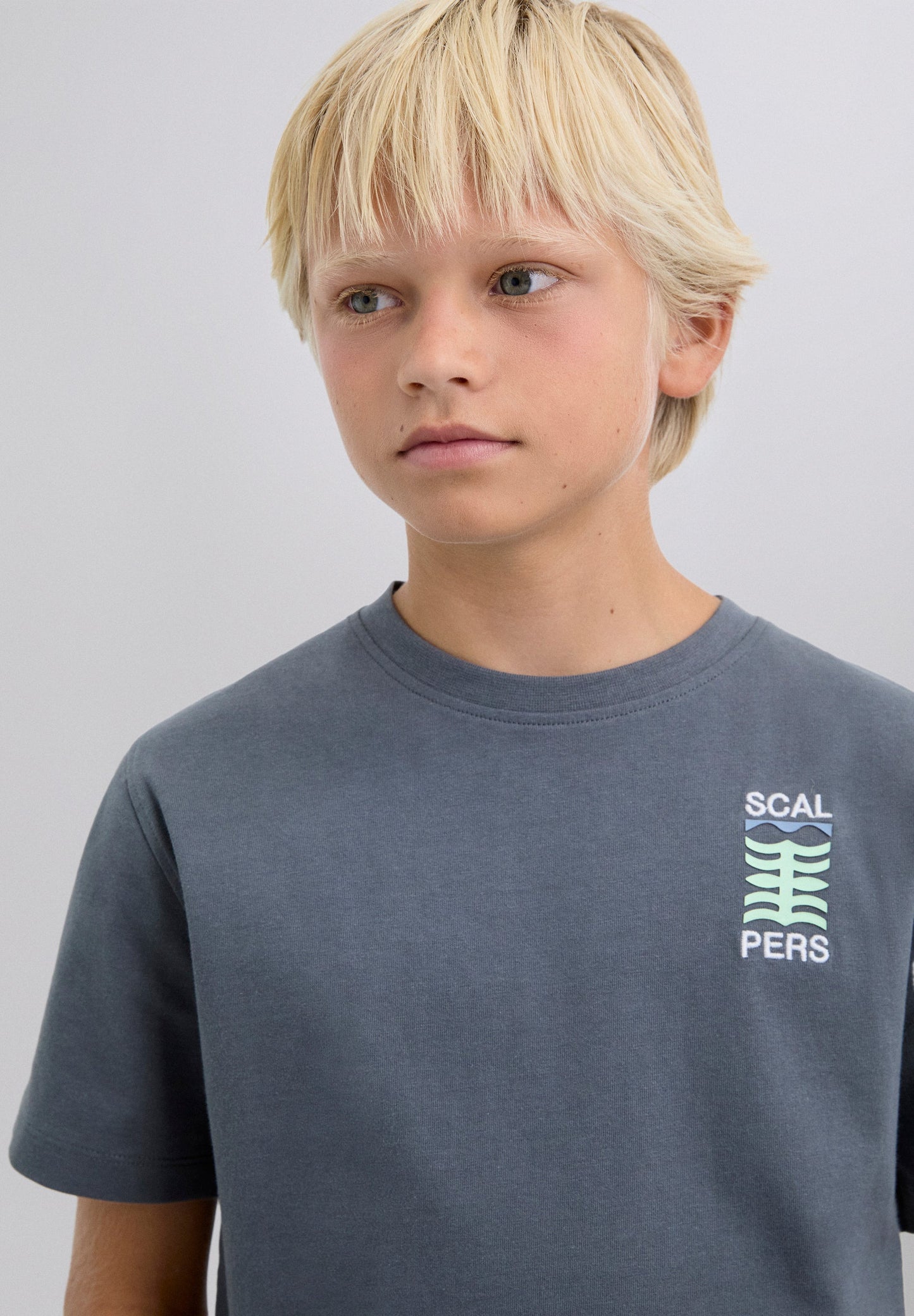 T-SHIRT COM PADRÃO DE LOGÓTIPO