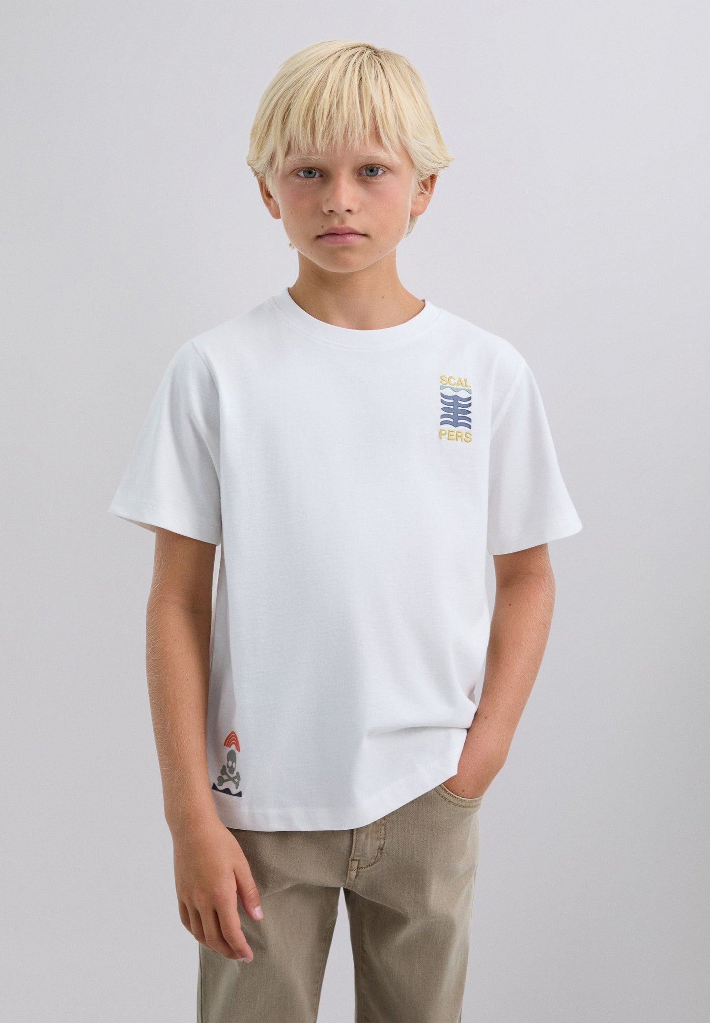 T-SHIRT COM PADRÃO DE LOGÓTIPO