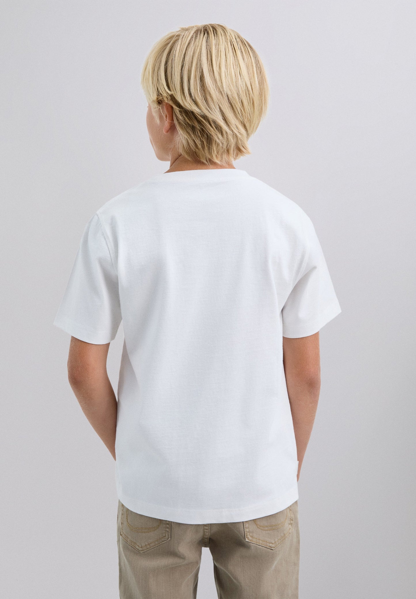 T-SHIRT COM PADRÃO DE LOGÓTIPO