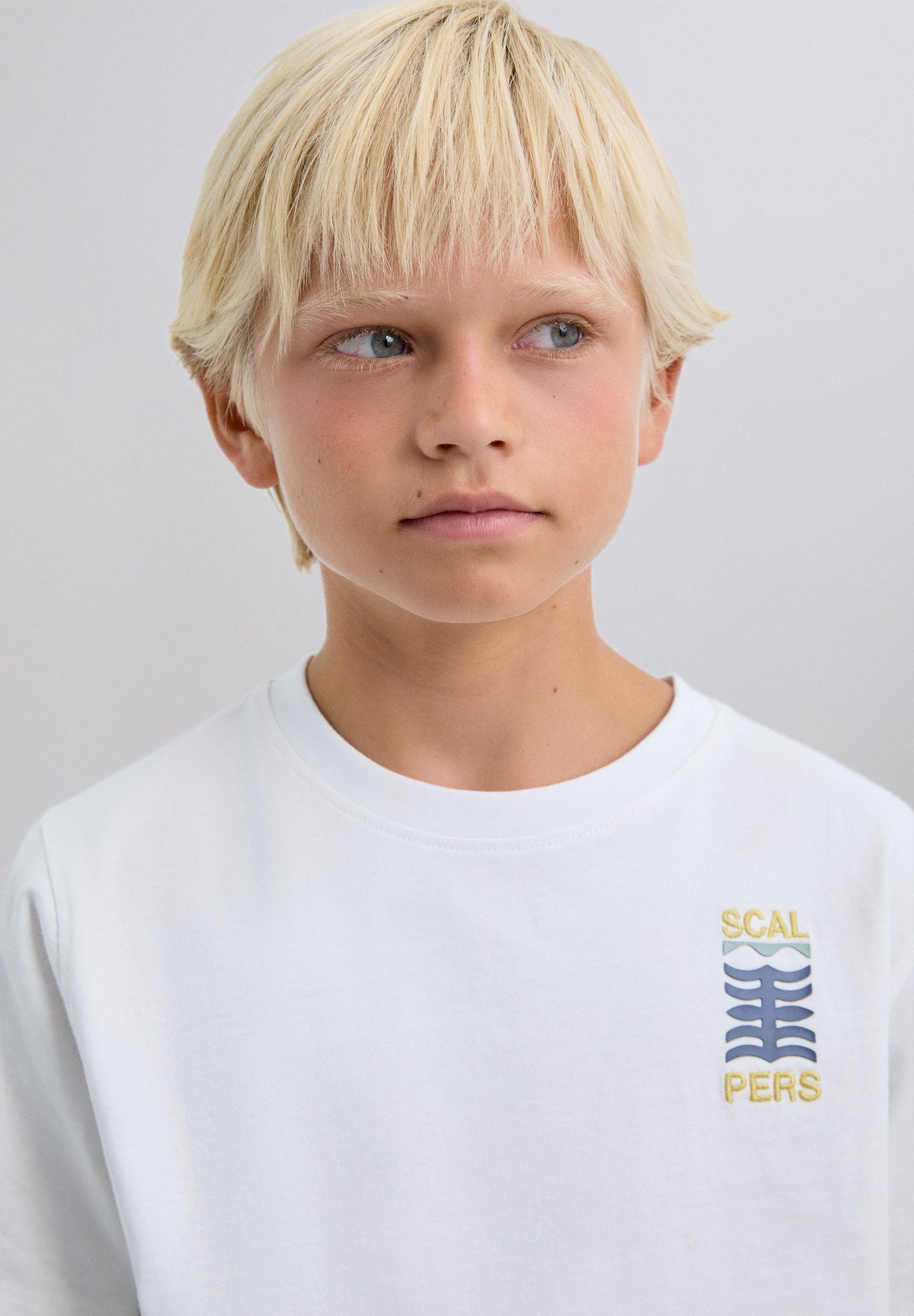 T-SHIRT COM PADRÃO DE LOGÓTIPO