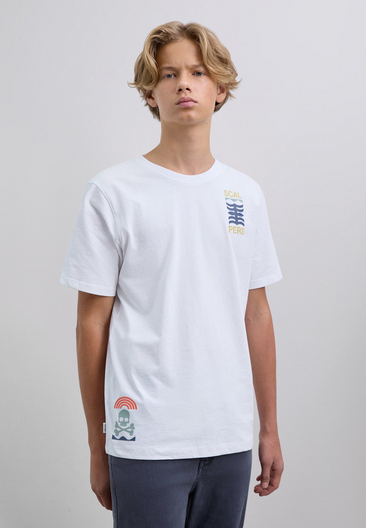 T-SHIRT COM PADRÃO DE LOGÓTIPO