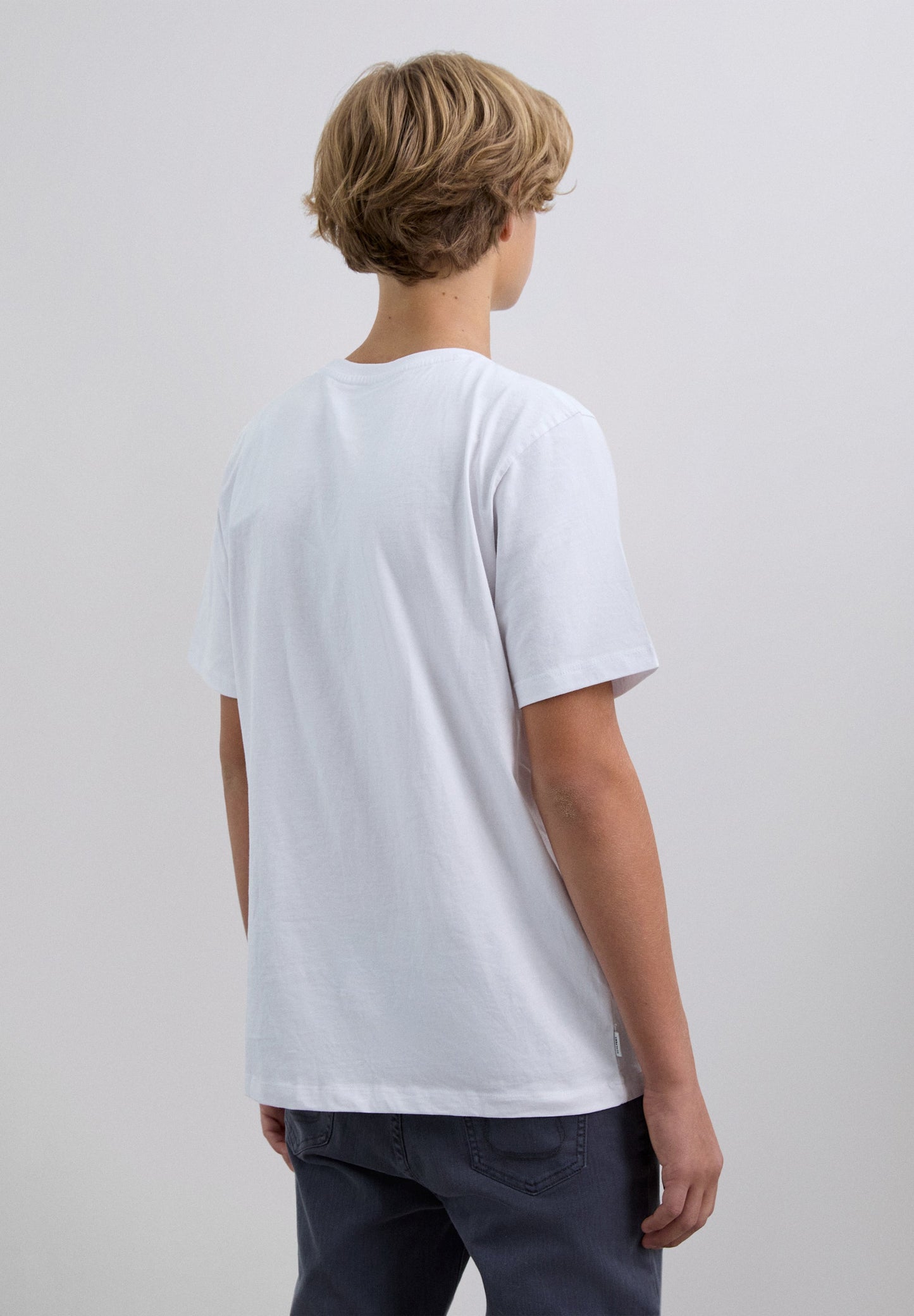 T-SHIRT COM PADRÃO DE LOGÓTIPO