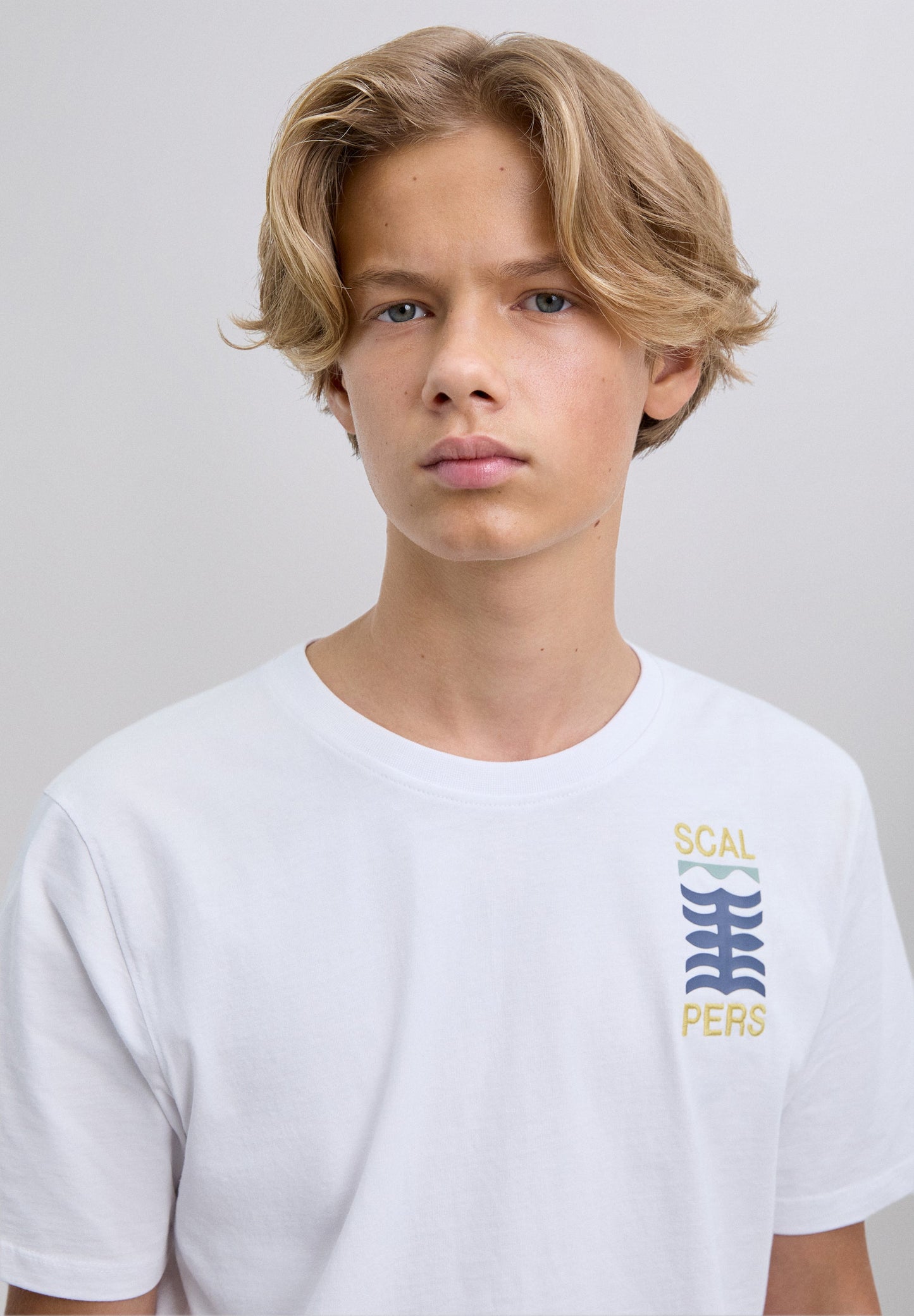 T-SHIRT COM PADRÃO DE LOGÓTIPO