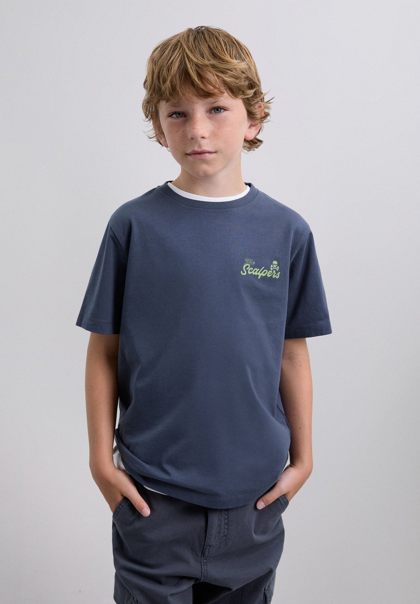 T-SHIRT COM PADRÃO DE LOGÓTIPO