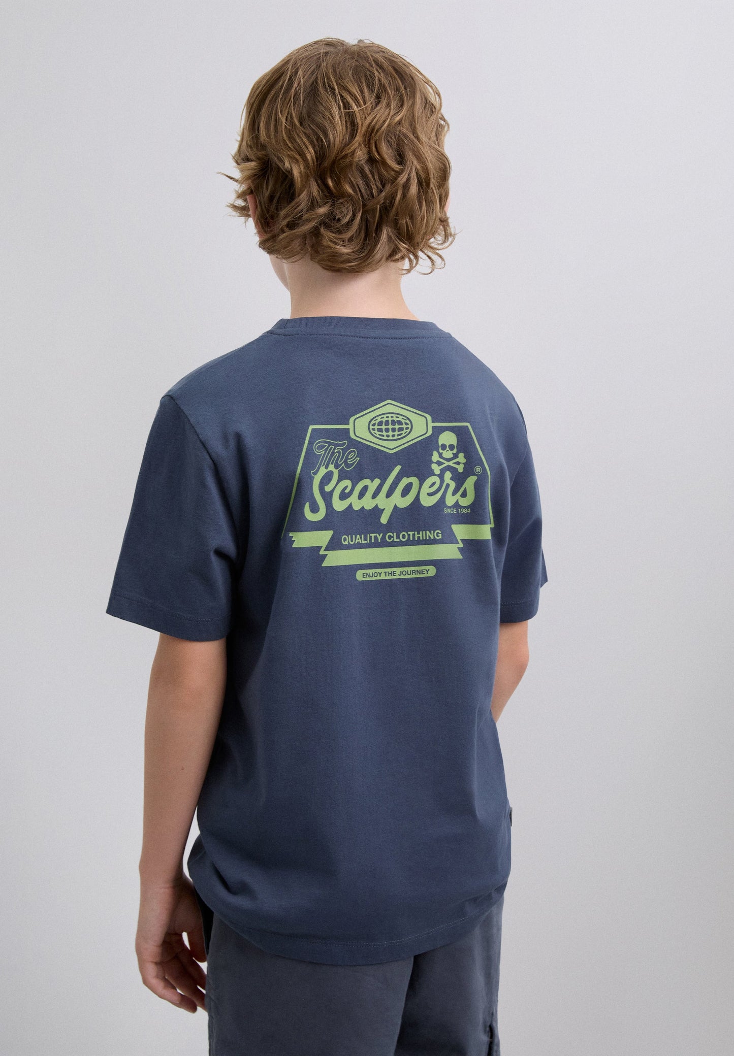 T-SHIRT COM PADRÃO DE LOGÓTIPO