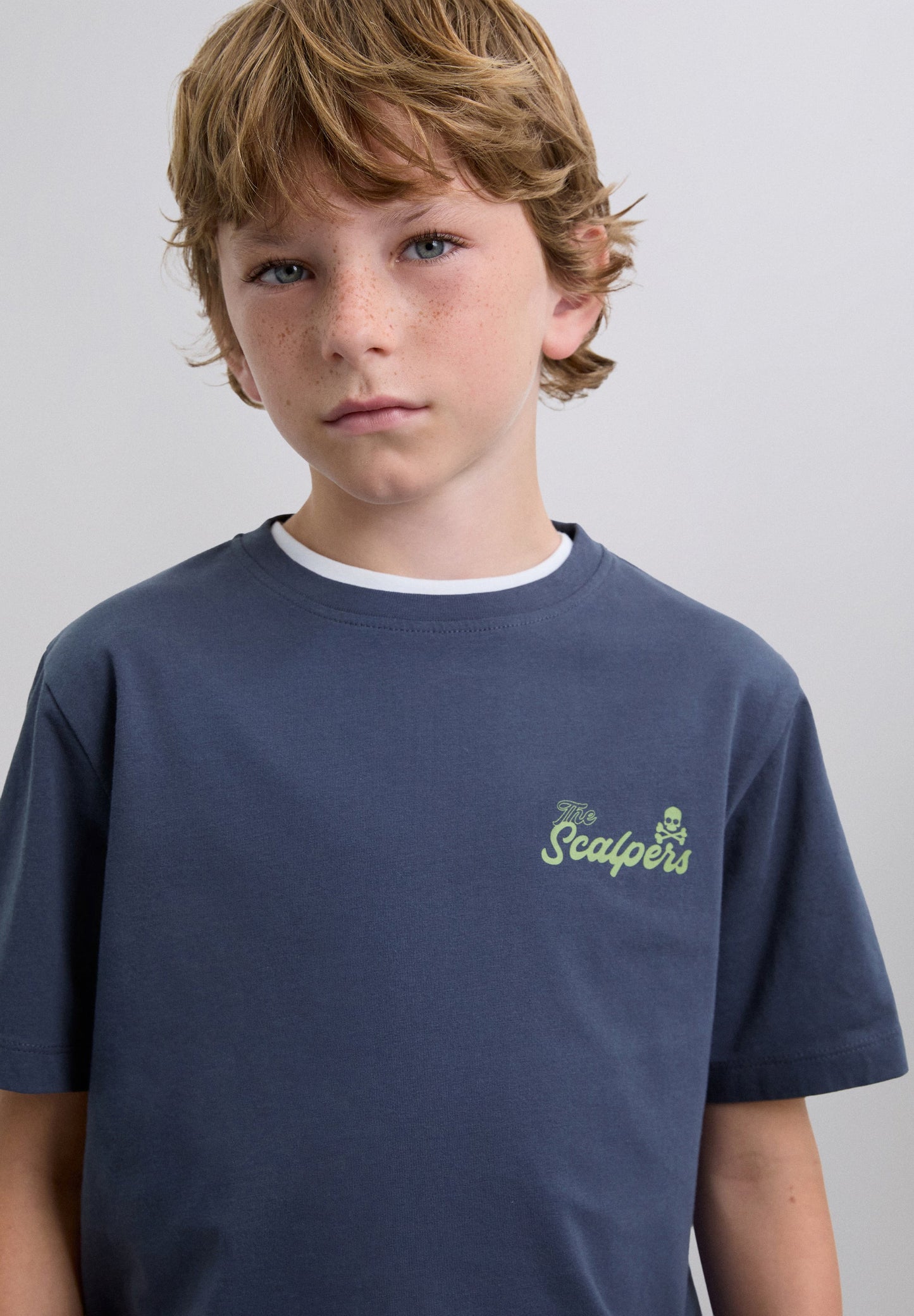 T-SHIRT COM PADRÃO DE LOGÓTIPO