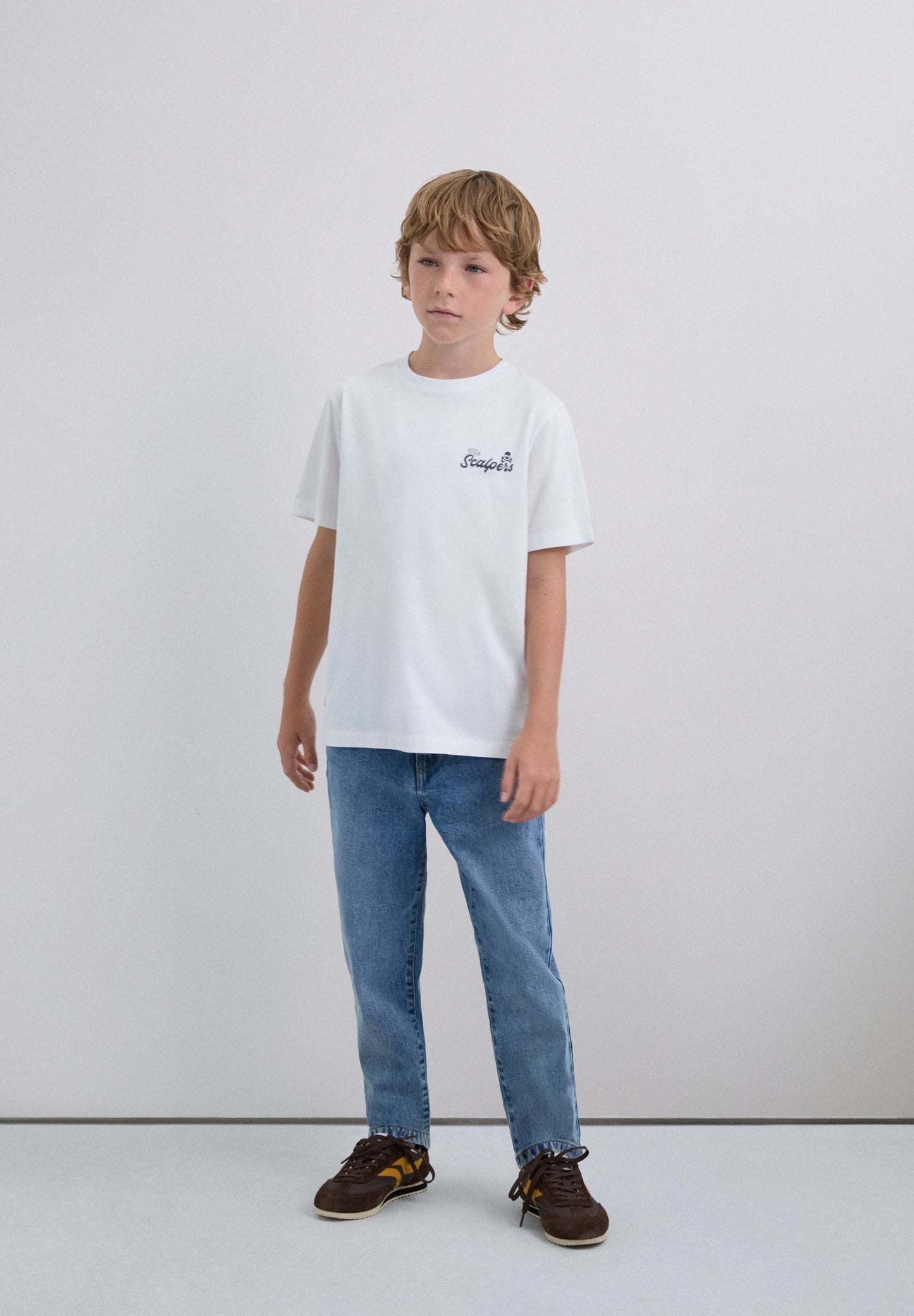 T-SHIRT COM PADRÃO DE LOGÓTIPO