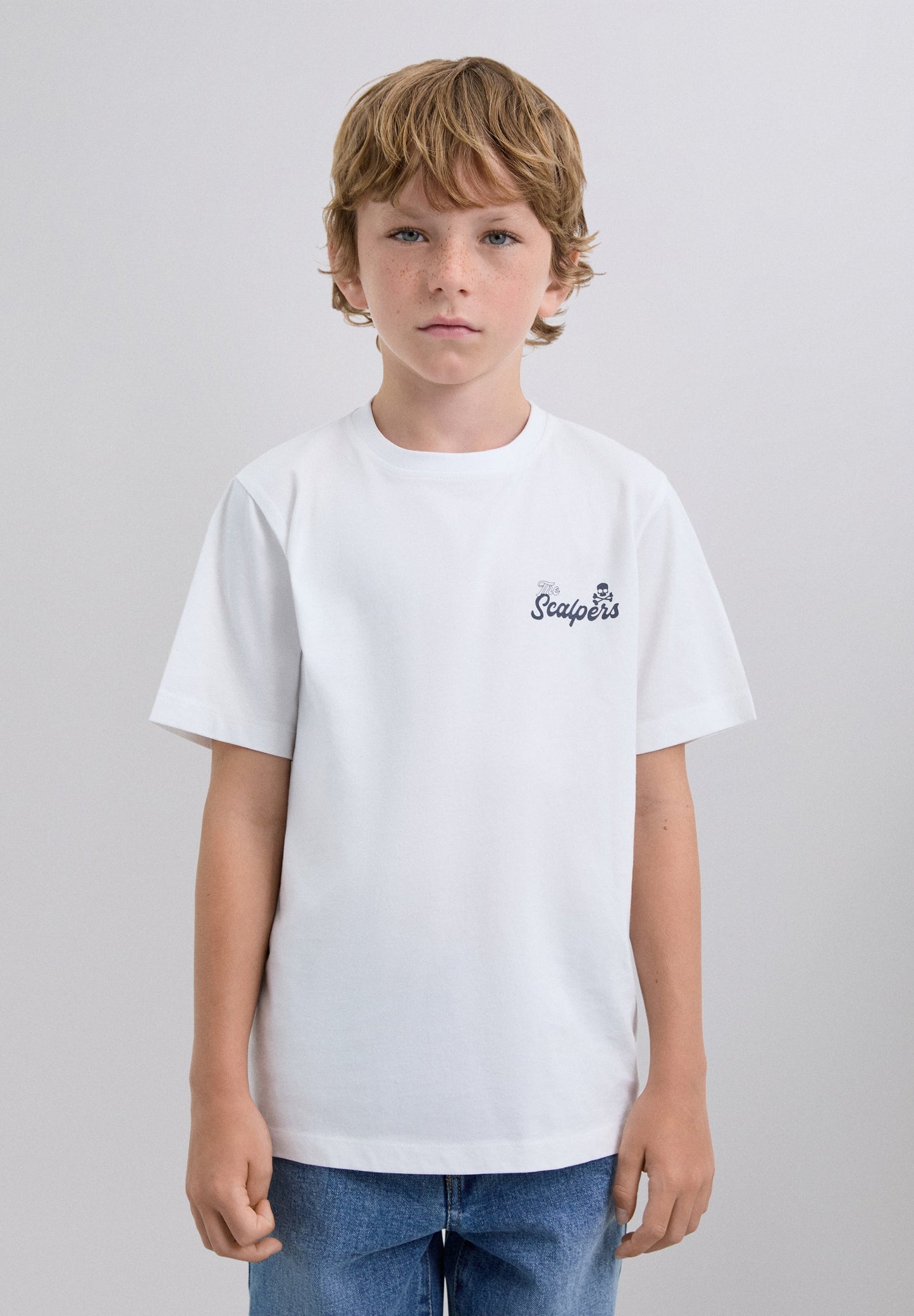 T-SHIRT COM PADRÃO DE LOGÓTIPO