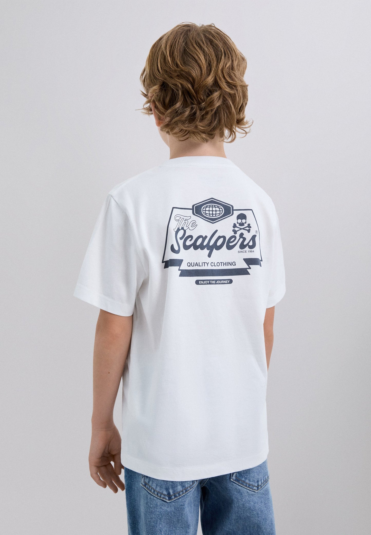 T-SHIRT COM PADRÃO DE LOGÓTIPO