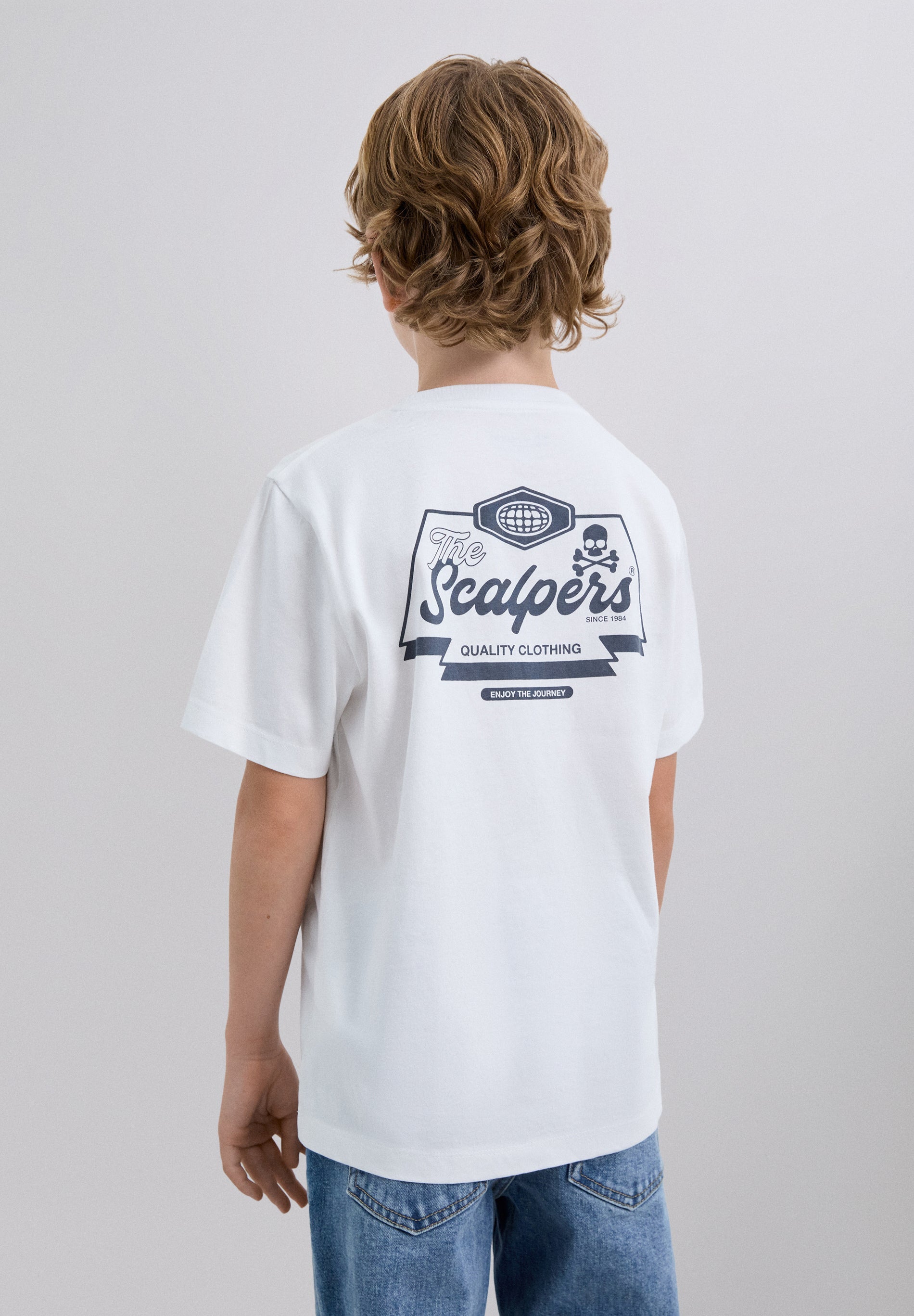 T-SHIRT COM PADRÃO DE LOGÓTIPO