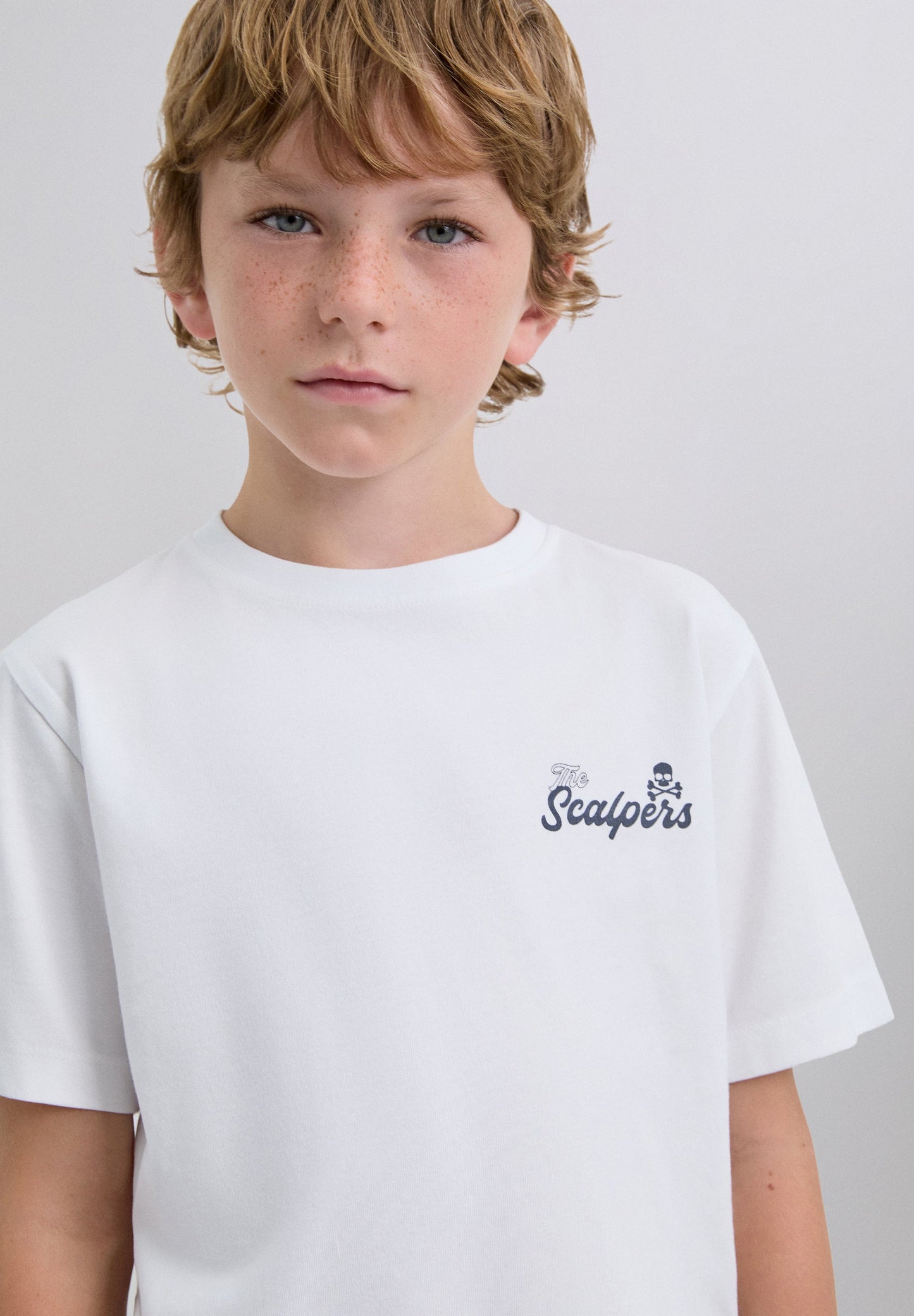 T-SHIRT COM PADRÃO DE LOGÓTIPO