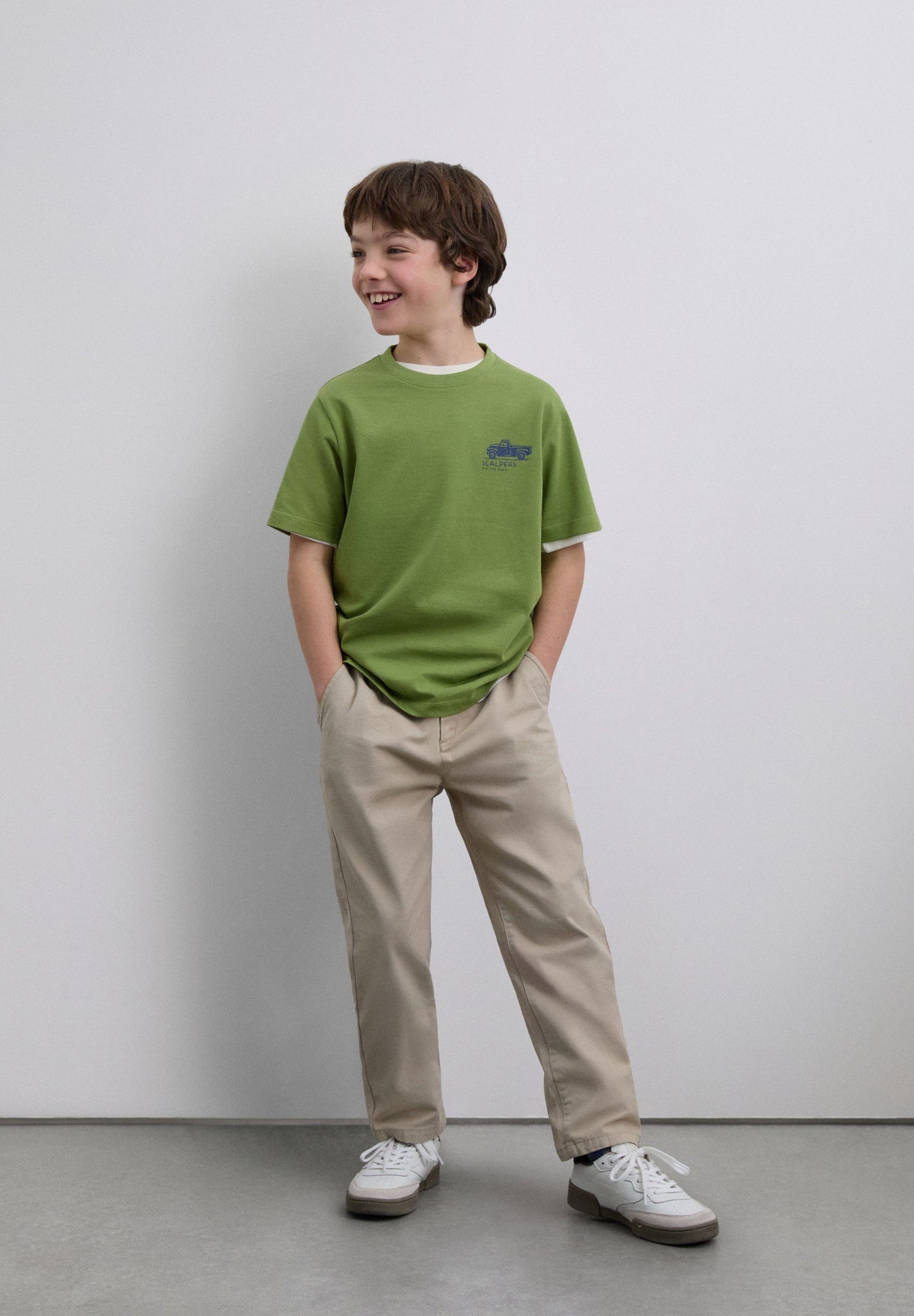 T-SHIRT COM PADRÃO DE LOGÓTIPO