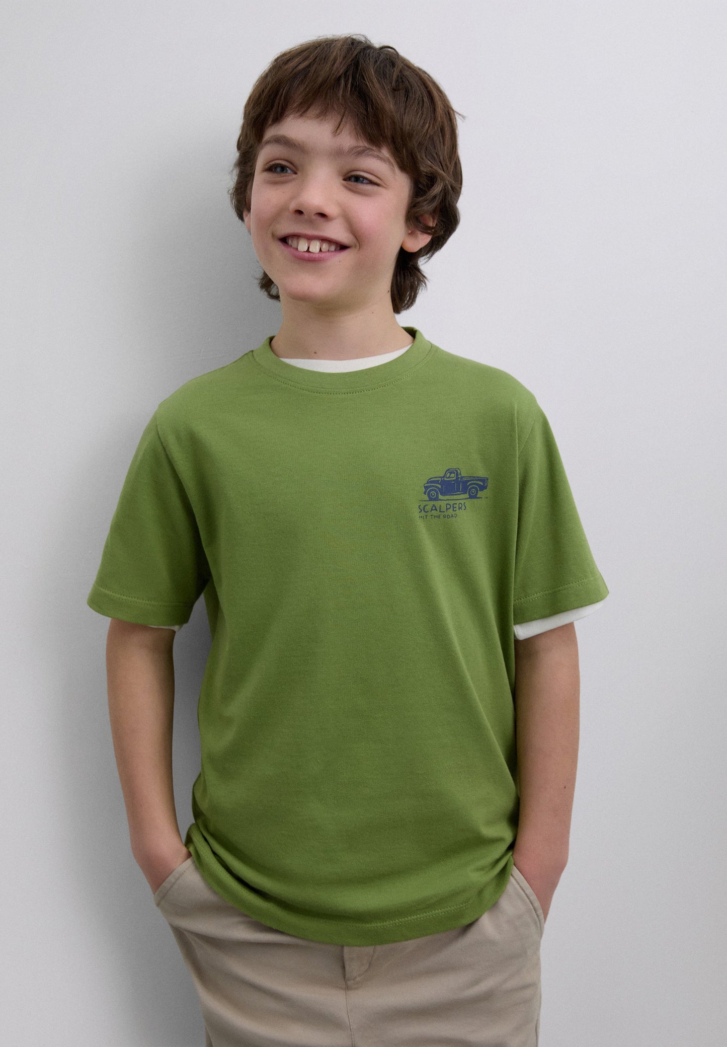 T-SHIRT COM PADRÃO DE LOGÓTIPO