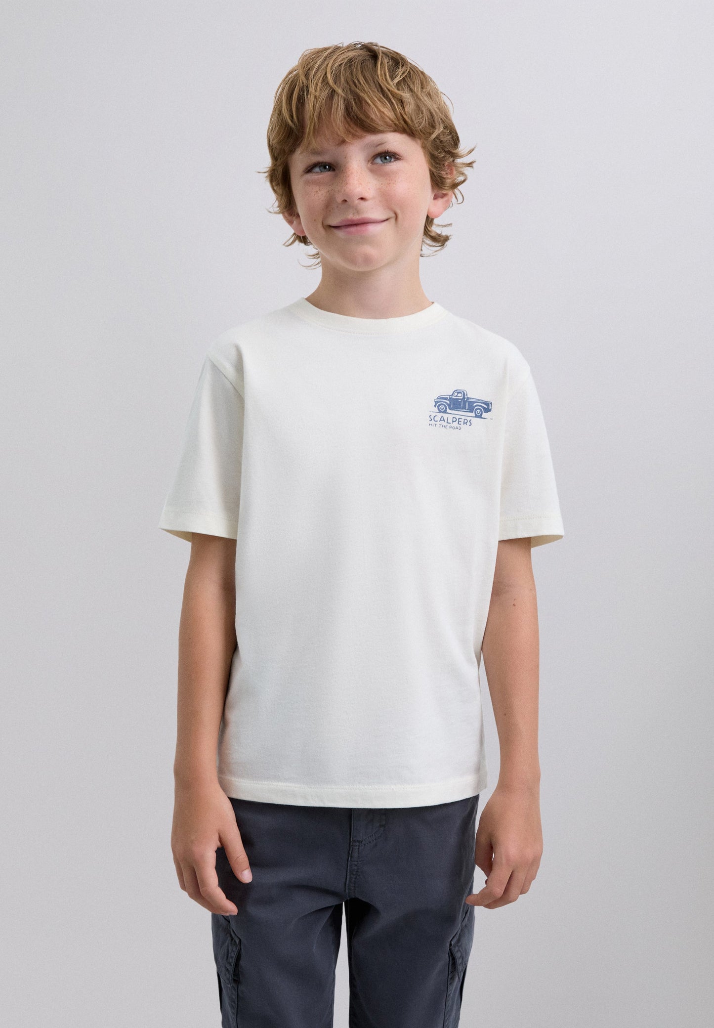 T-SHIRT COM PADRÃO DE LOGÓTIPO